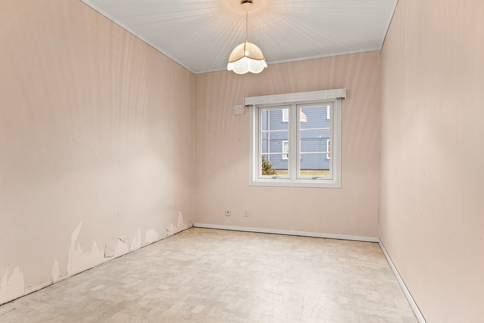 Soverommet har en god størrelse, og også her ble vinduene skiftet i 2013. Galleribilde