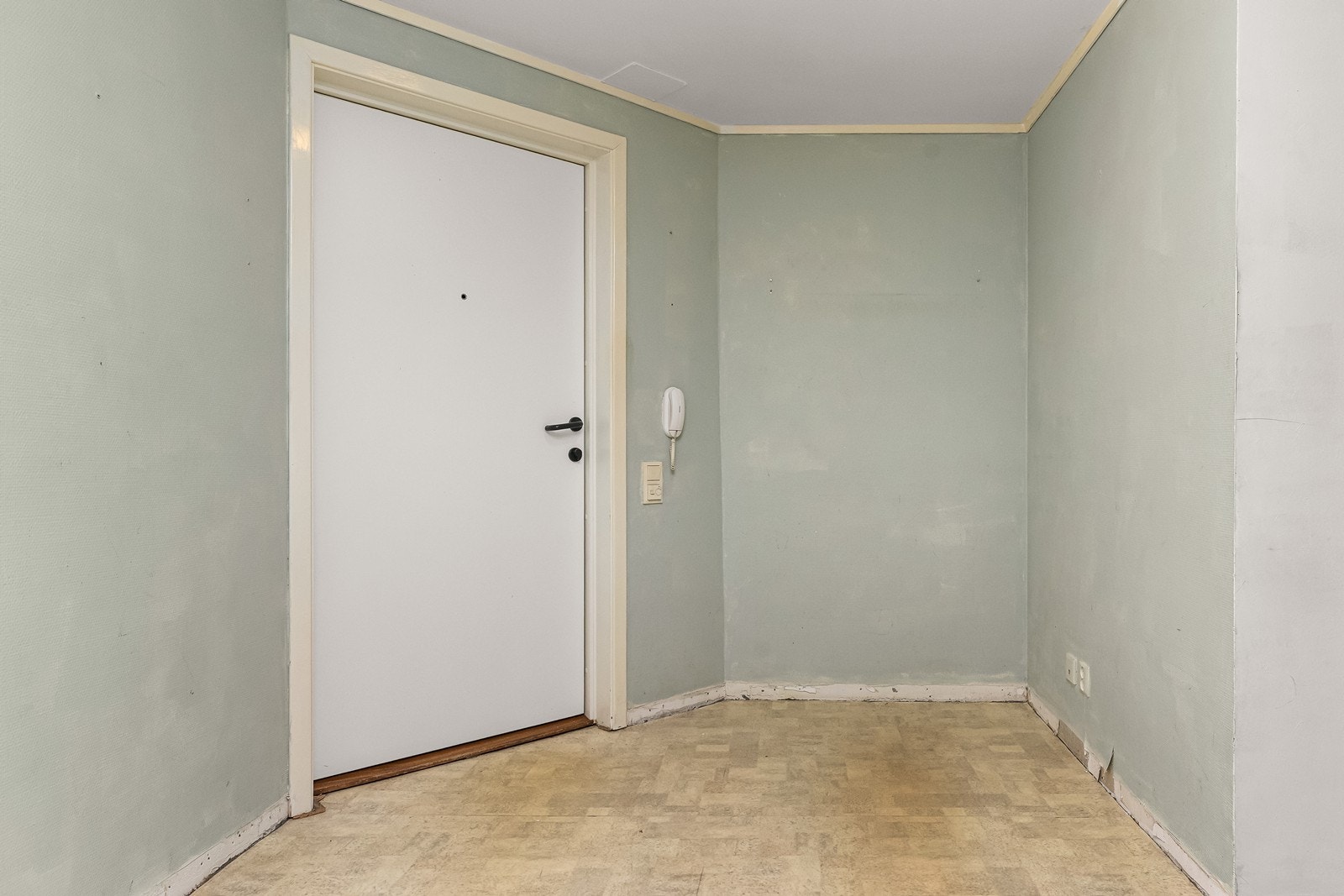 Velkommen inn. Entréen har en brann- og lydklassifisert dør som sikrer trygghet og ro. Galleribilde