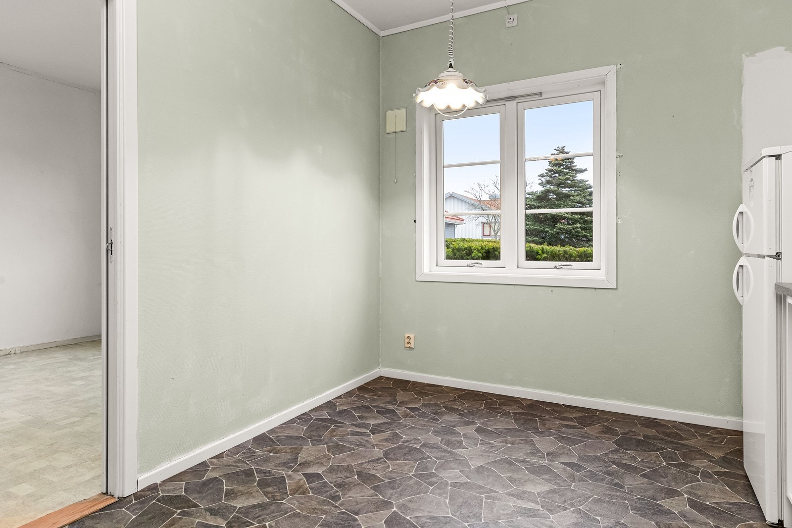 Ved vinduet er det en naturlig plass for en hyggelig spisekrok. Galleribilde