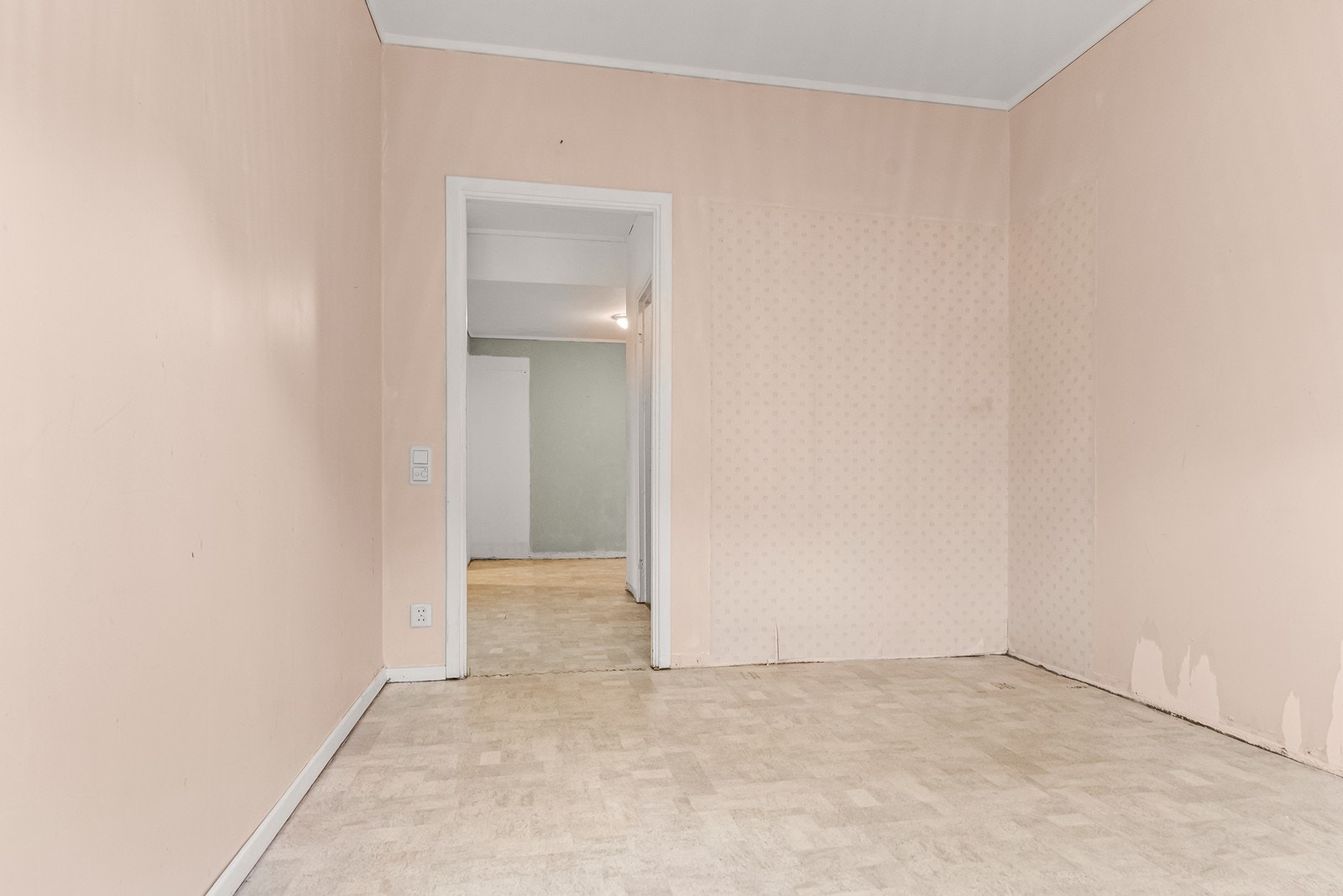 Rommet gir plass til både seng og garderobeløsninger. Galleribilde