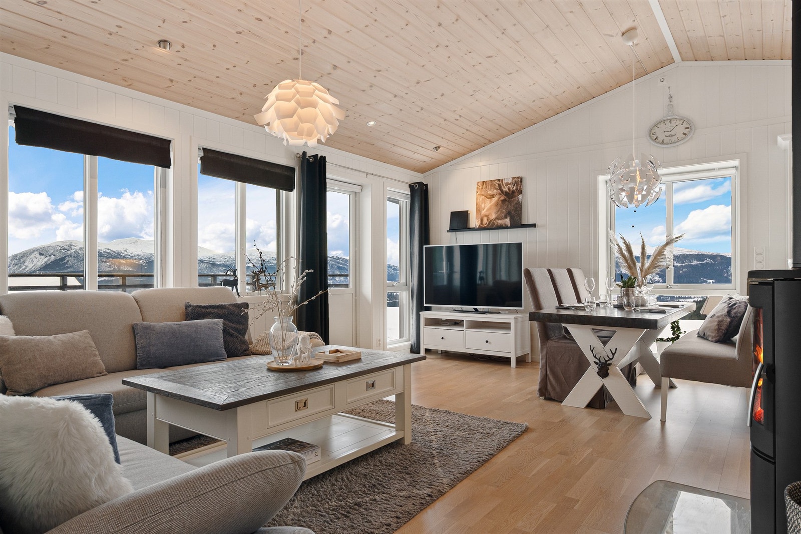 Velkommen inn i den luftige stuen med generøs takhøyde. Galleribilde