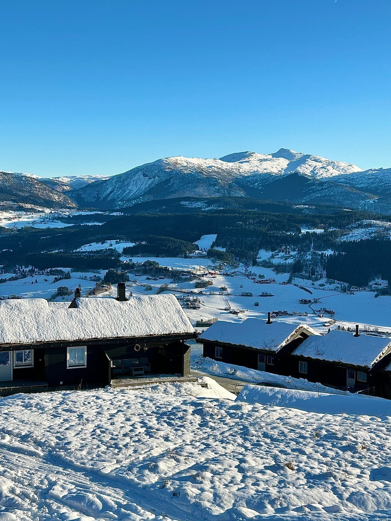 Herfra ser du ned fra Familieløypen og mot hytten. Du kan "skri" rett ned til døren. Galleribilde