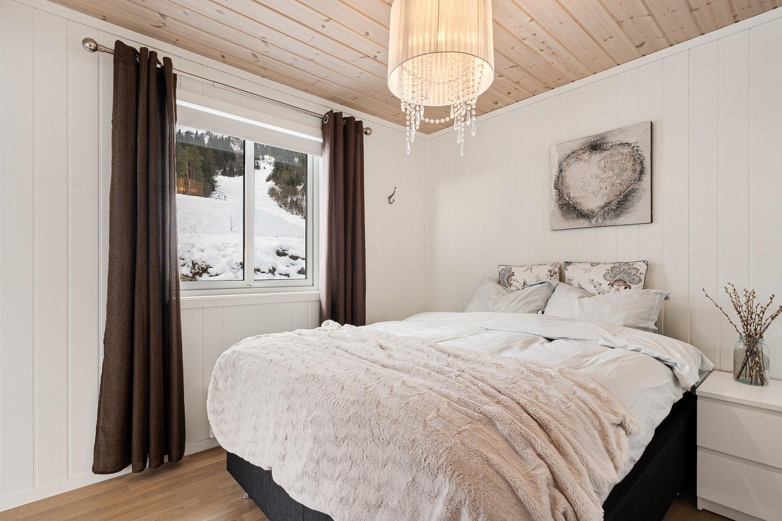 Fritidsboligen går over to plan og har tre soverom og to bad. Her ser du soverommet oppe. Galleribilde