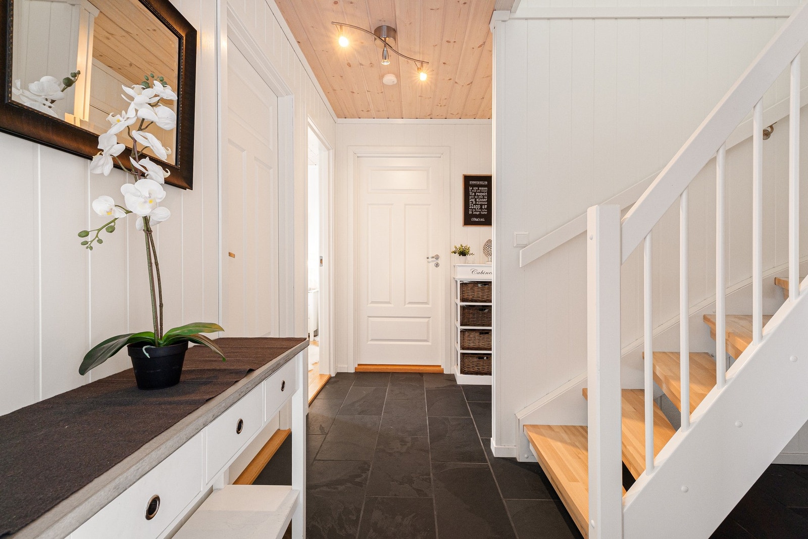 Vi tar turen ned i underetasjen. Her har du tilgang på to gode soverom og et romslig bad. Galleribilde