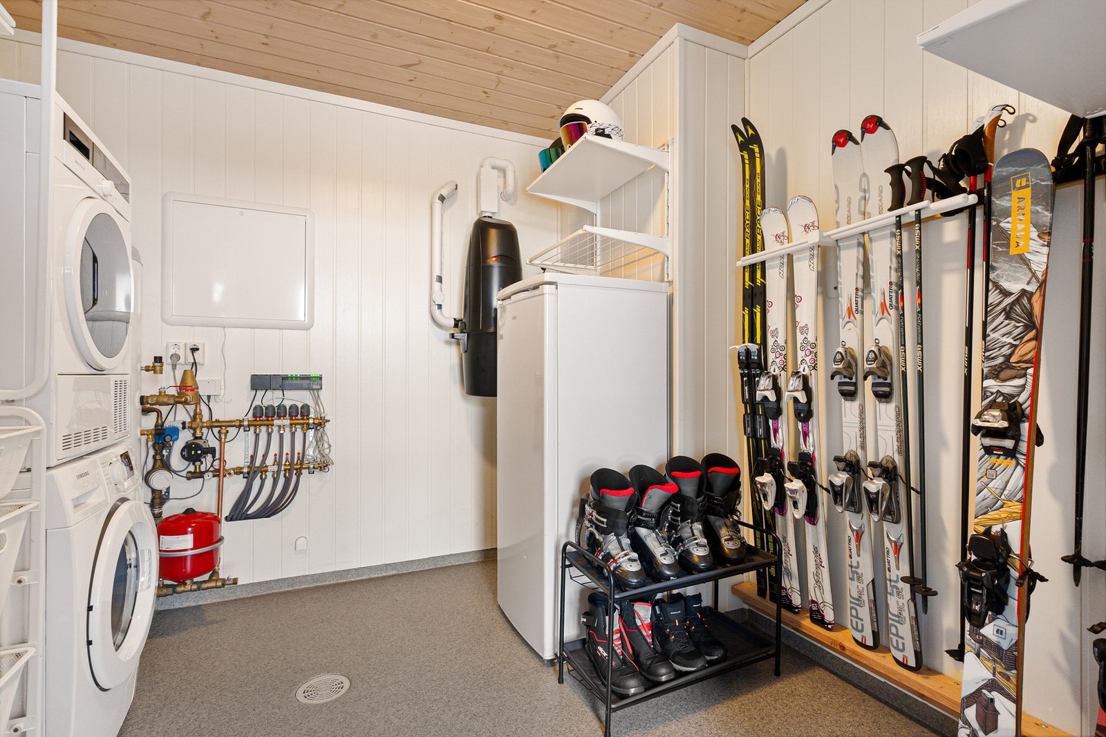 I sportsboden kan du lagre et godt utvalg av ski og sportsutstyr. I tillegg har det funksjon som vaskerom. Galleribilde