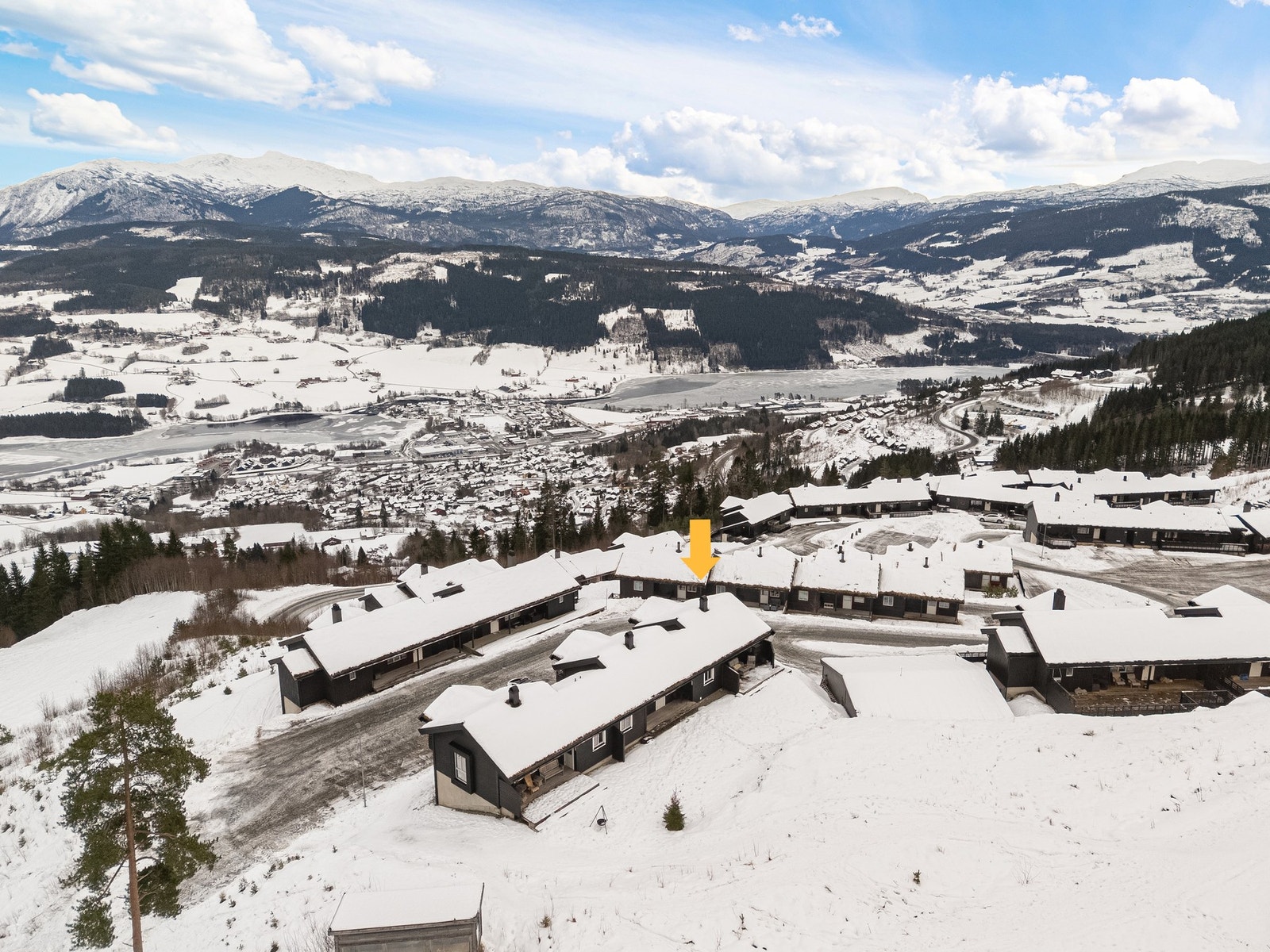 Det som gjør denne plassen unik, er at du har tilgang på frodig natur like utenfor "hyttedøren". Perfekt boltringsplass for store og små. Galleribilde