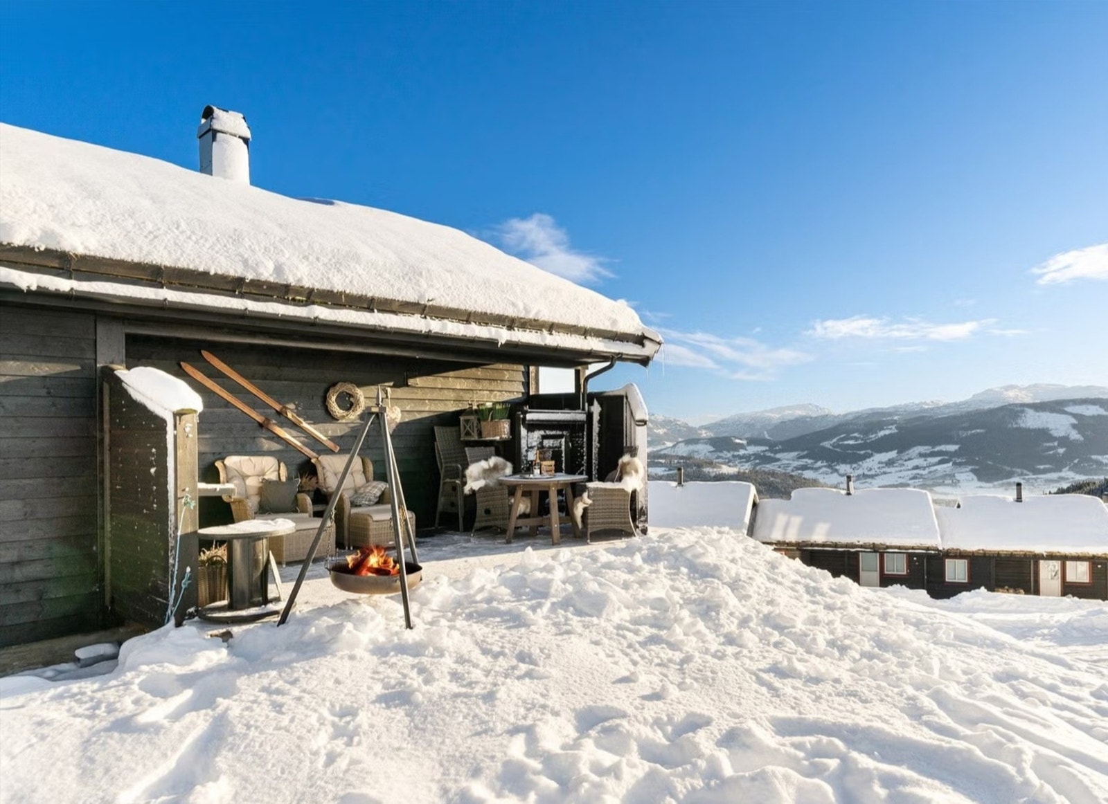 På den store terrassen mot vest, kan solen nytes til ettermiddag rundt påsketider, og på kvelden midtsommers. Galleribilde