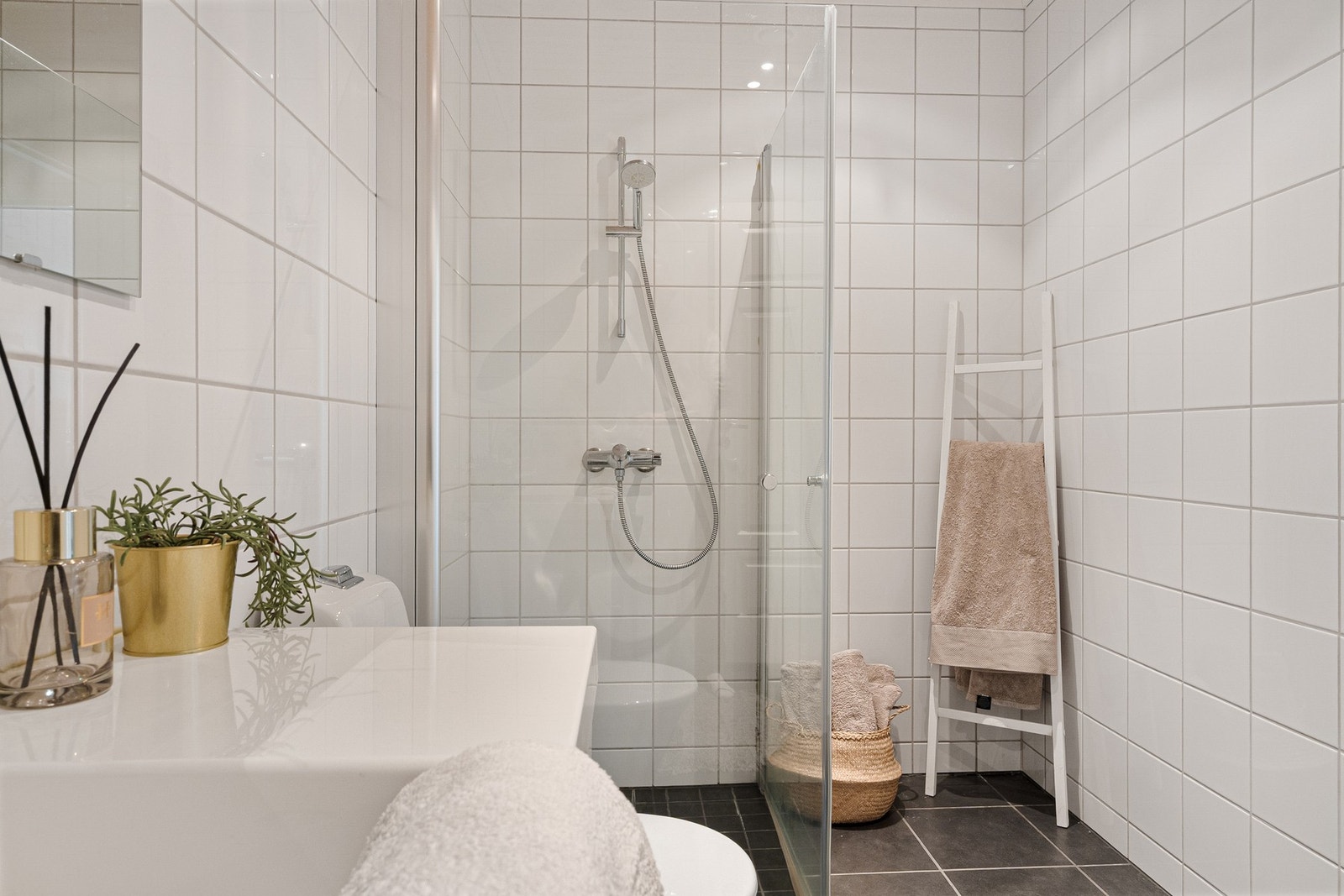 Tråstølsvegen 243 ved ZMegleren Galleribilde