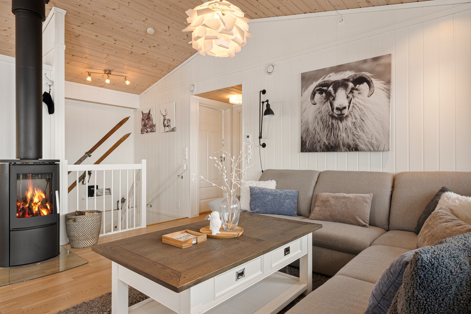 Den lune vedovnen gir rask og behagelig varme i det åpne allrommet. Galleribilde