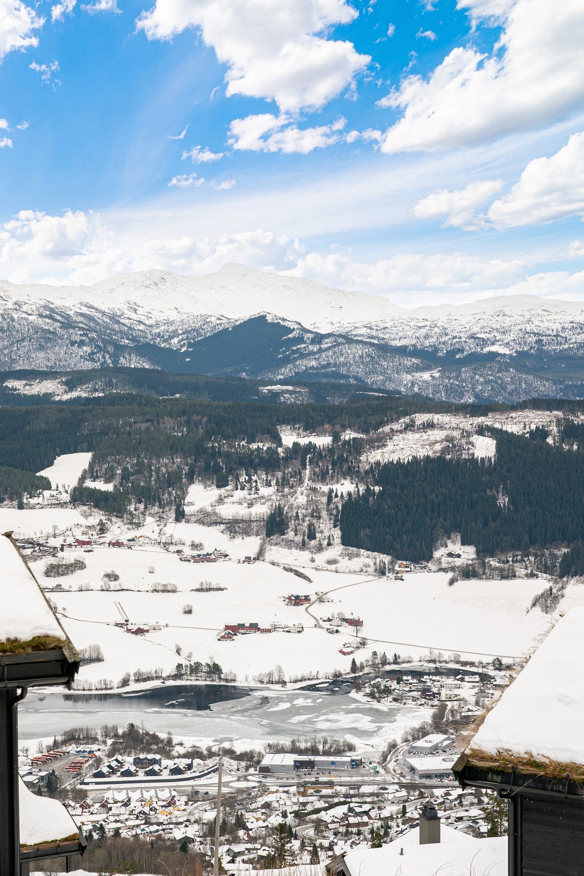 Her ser du mot både vannet nedenfor og omkringliggende fjell. Galleribilde