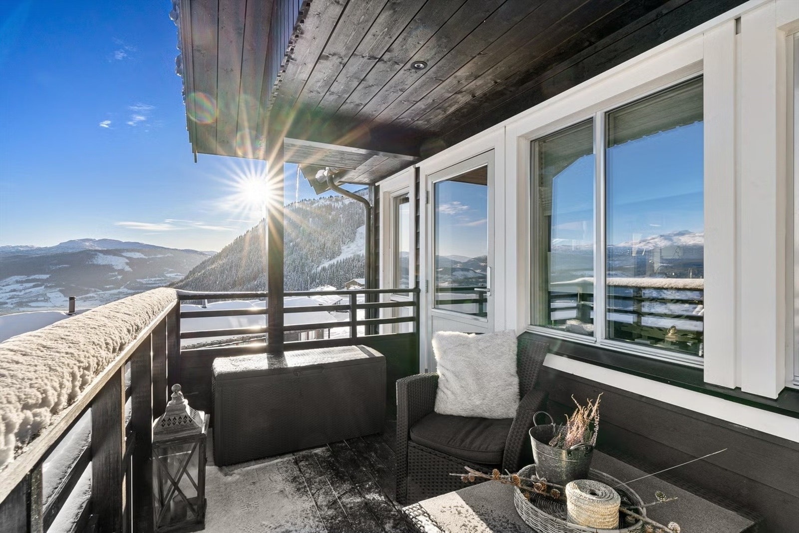 Utgang til altan med morgensol. Om somrene er det vidunderlig å spise frokost her ute. Galleribilde