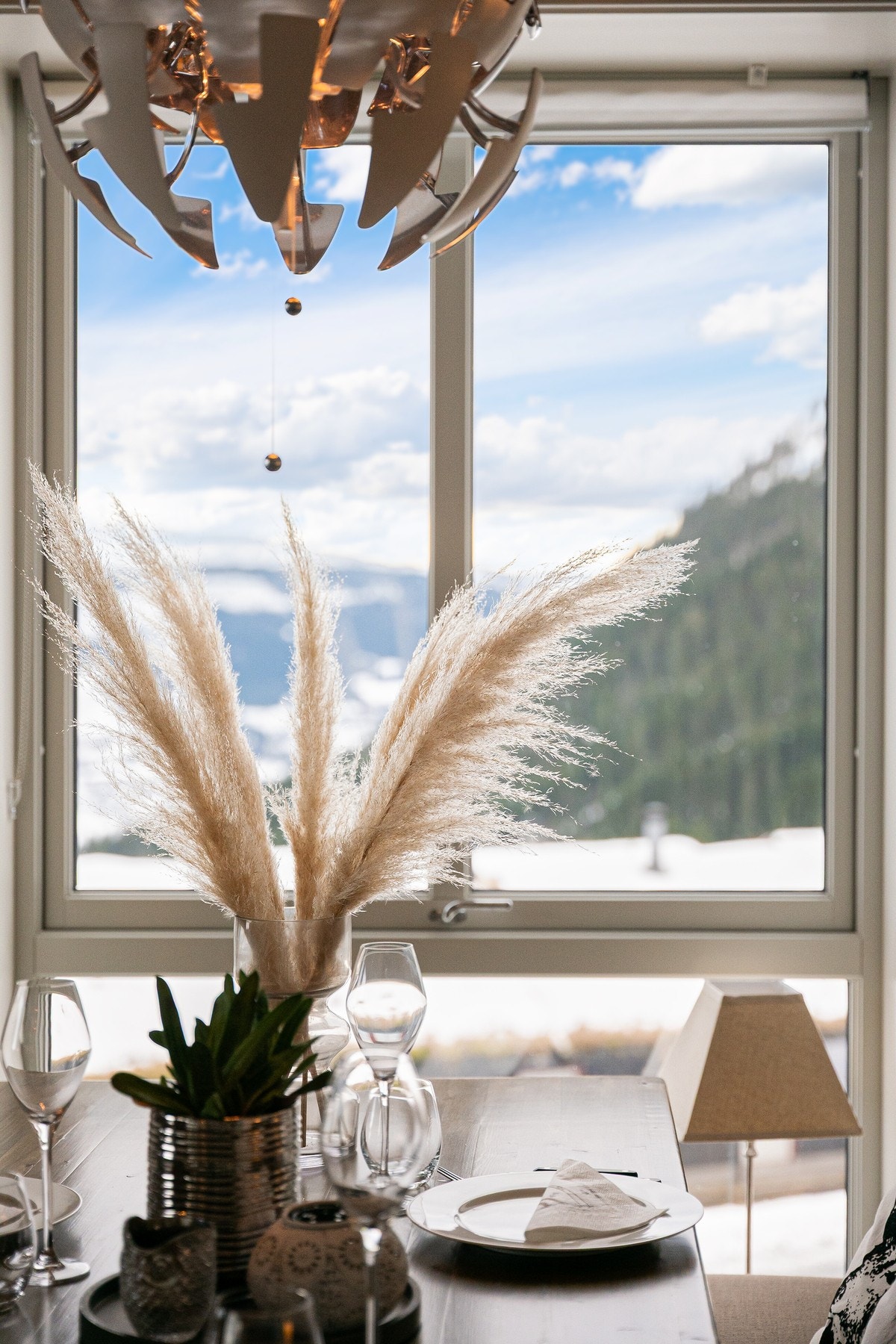 Fra spiseplassen ser du mot skianlegget og mot fjellene i sørøst. Galleribilde