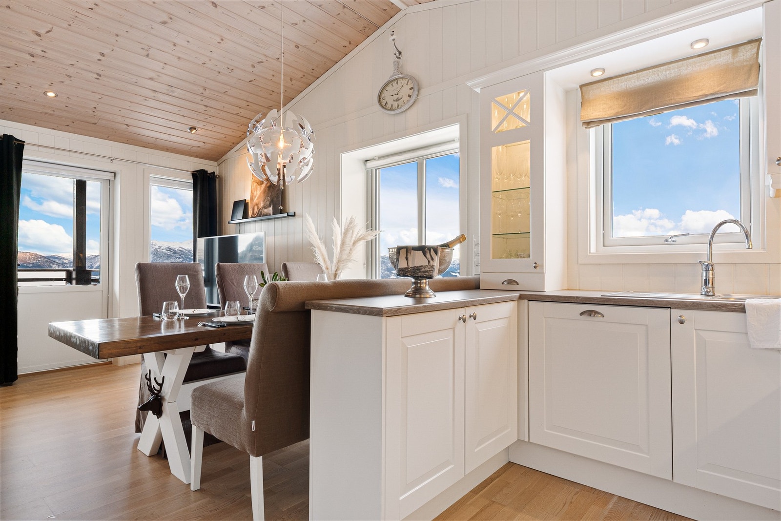 Den nydelige utsikten har du både på kjøkkenet.. Galleribilde