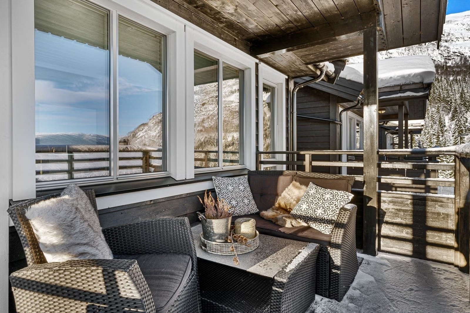 Tråstølsvegen 243 ved ZMegleren Galleribilde