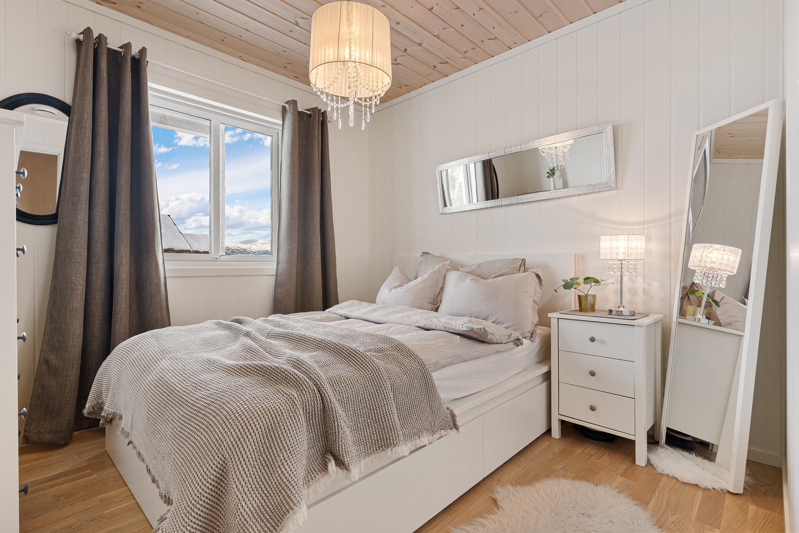 Soverom 2 er også innredet med dobbeltseng og kommode. Galleribilde