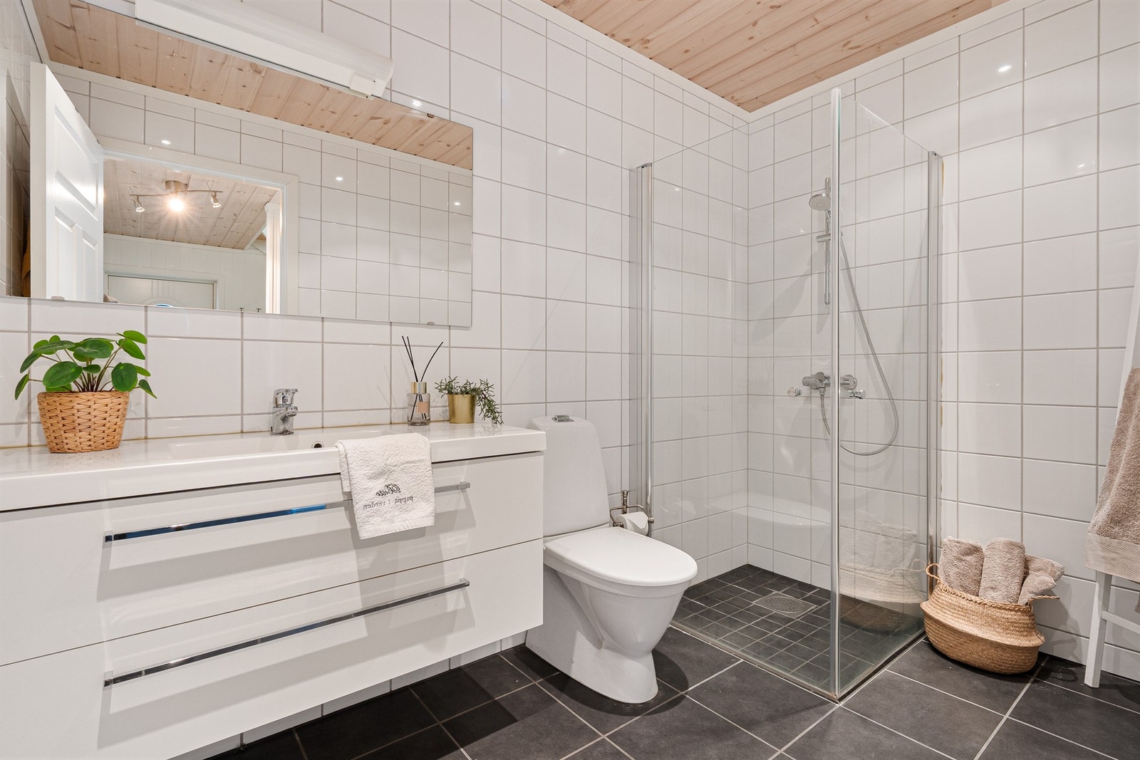 Helfliset i tidløse farger og med innfellbare dusjdører. Galleribilde