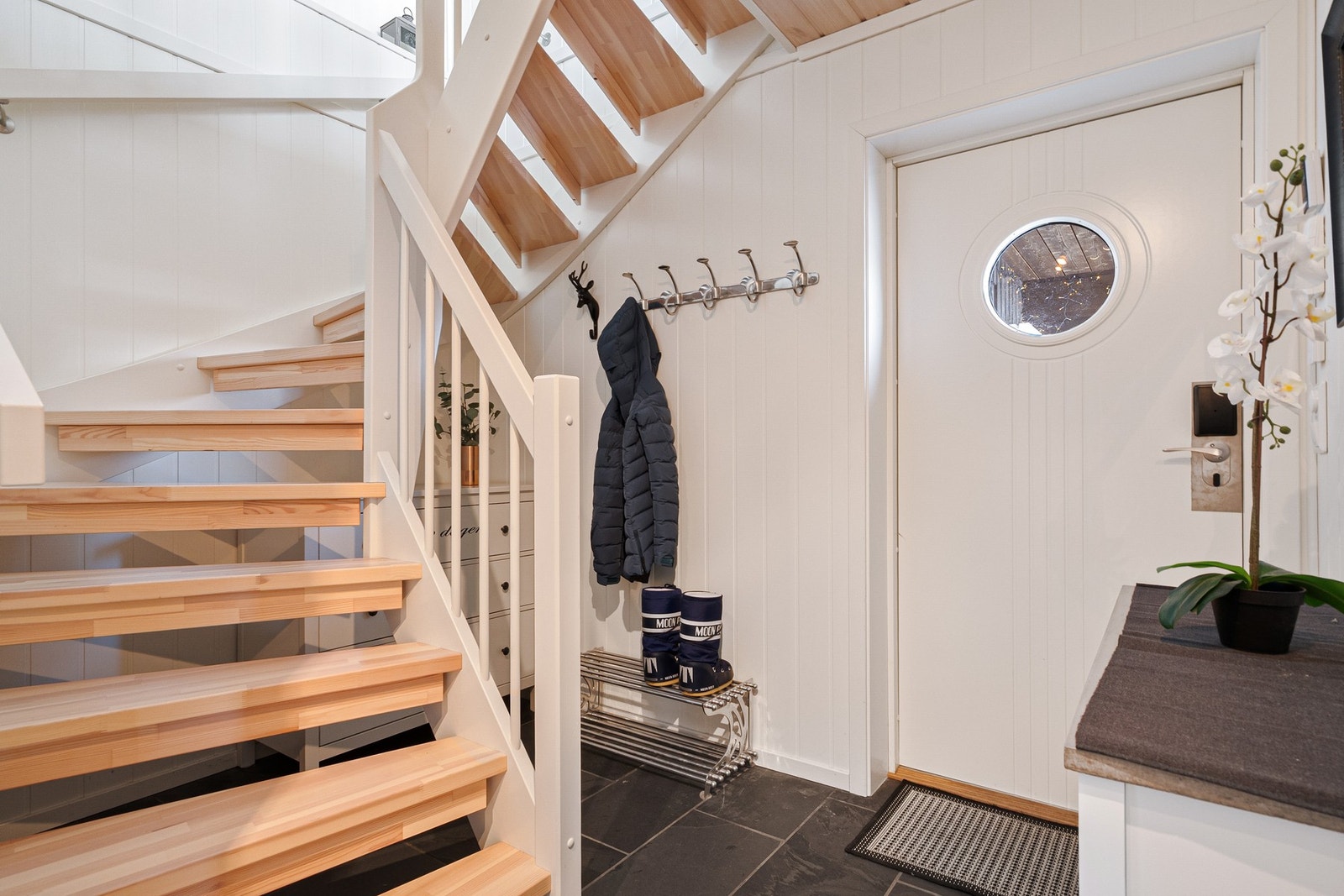 God lagringplass med garderobe/ oppheng i gangen, samt en innvendig bod. Galleribilde