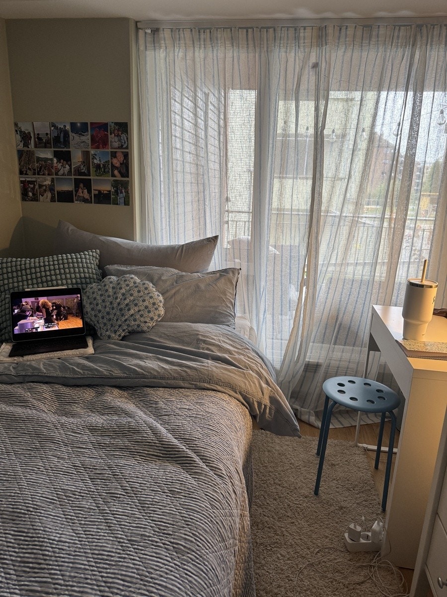 Soverommet med seng pult stol og skapløsning Galleribilde