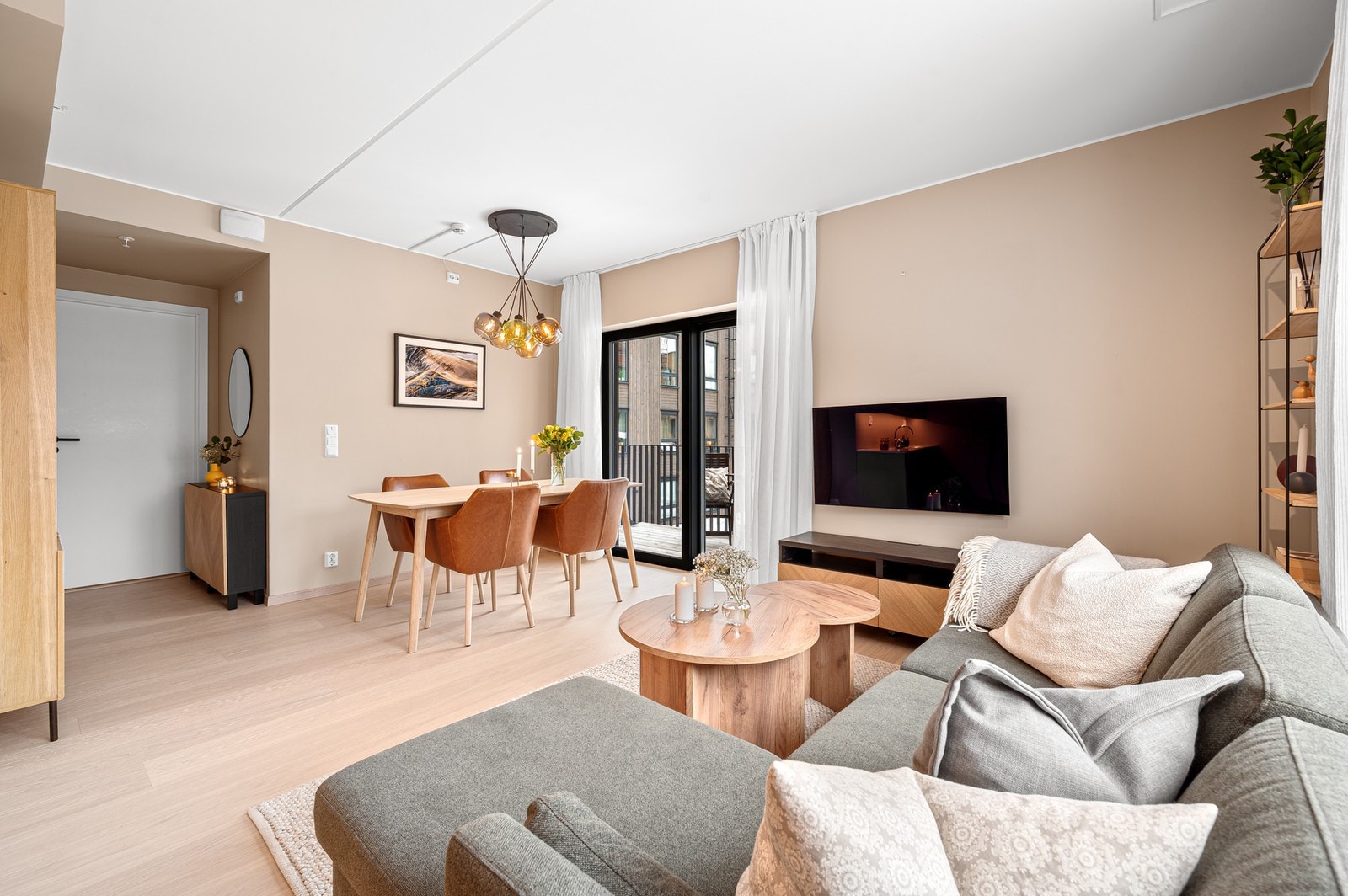 Moderne 3-roms selveier fra 2024. Galleribilde