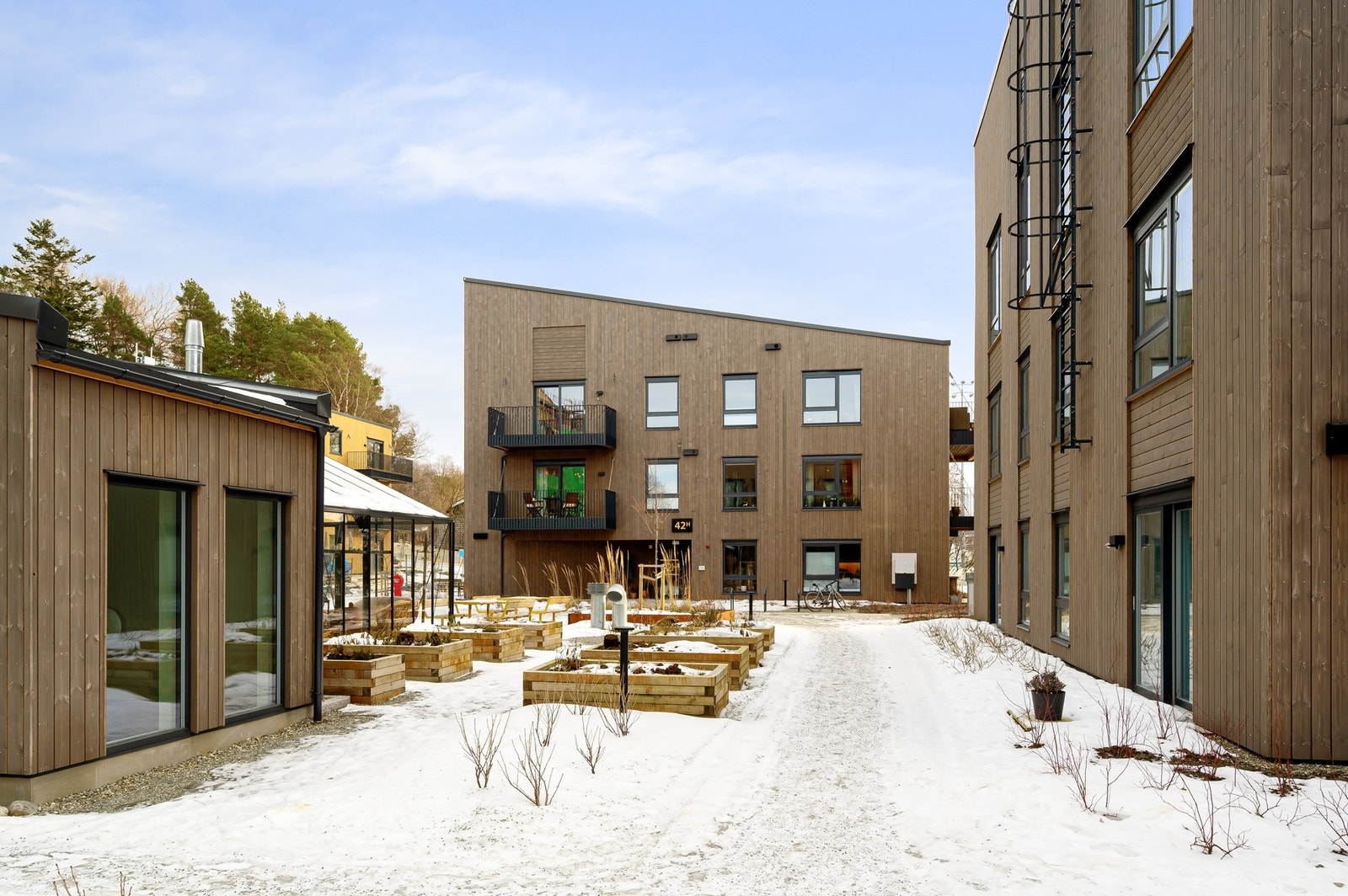 Sameiet er bygd som Power house - Et plusshus, med solceller på taket og en svært energi-effektiv bygningskropp. Boligen har svært lave månedlige strømkostnader. De mest solrike månedene selger boligen flere kWh enn den forbruker. Galleribilde