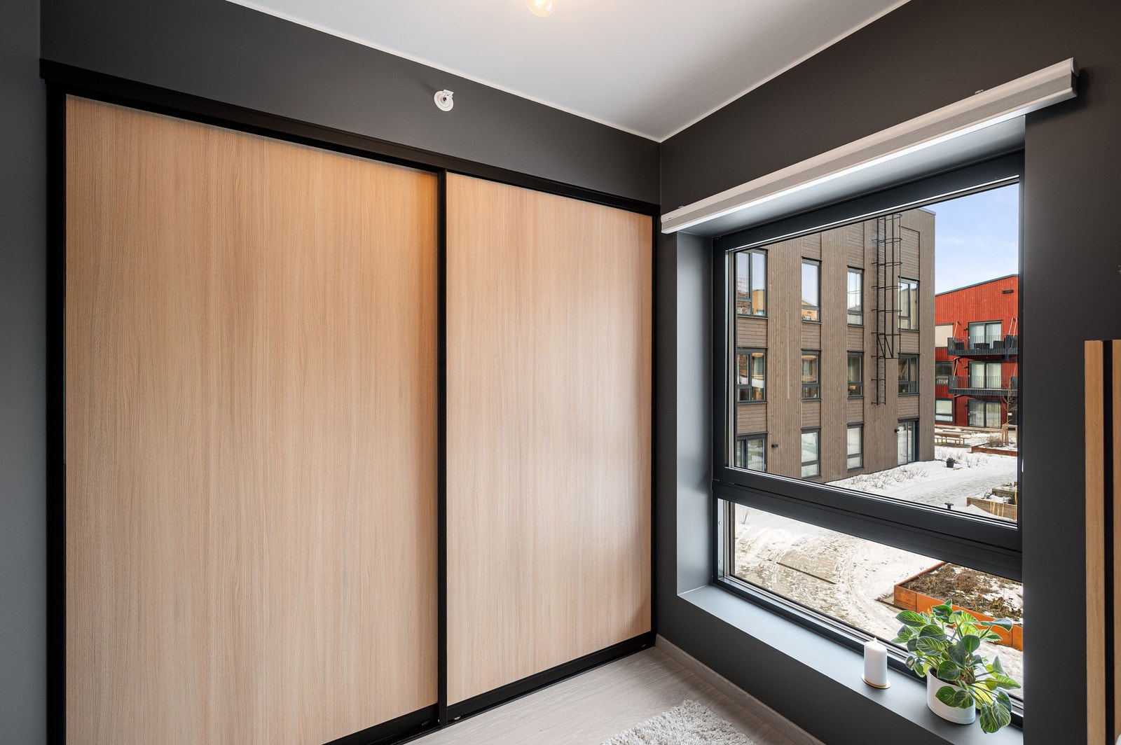 Innredet med stor skyvedørsgarderobe. Galleribilde