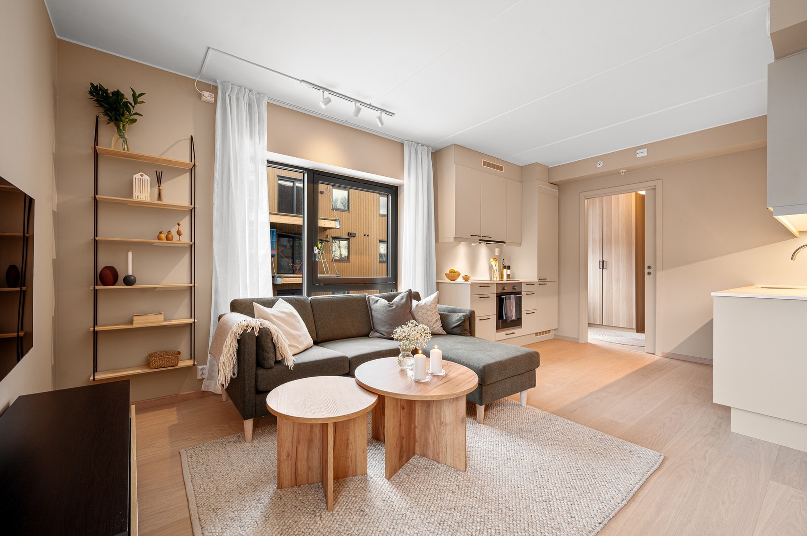 Lyst en-stavs gulv, med vannbåren varme i hele leiligheten, og med gjennomgående smakfulle og fine fargevalg. Galleribilde