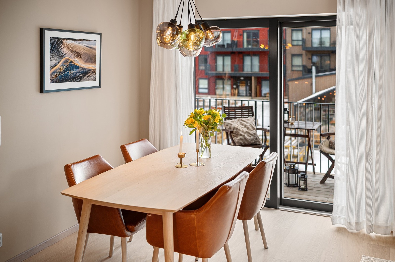 Vindusflater fra gulv til tak, gir en god atmosfære, med masse lys og luft. Galleribilde