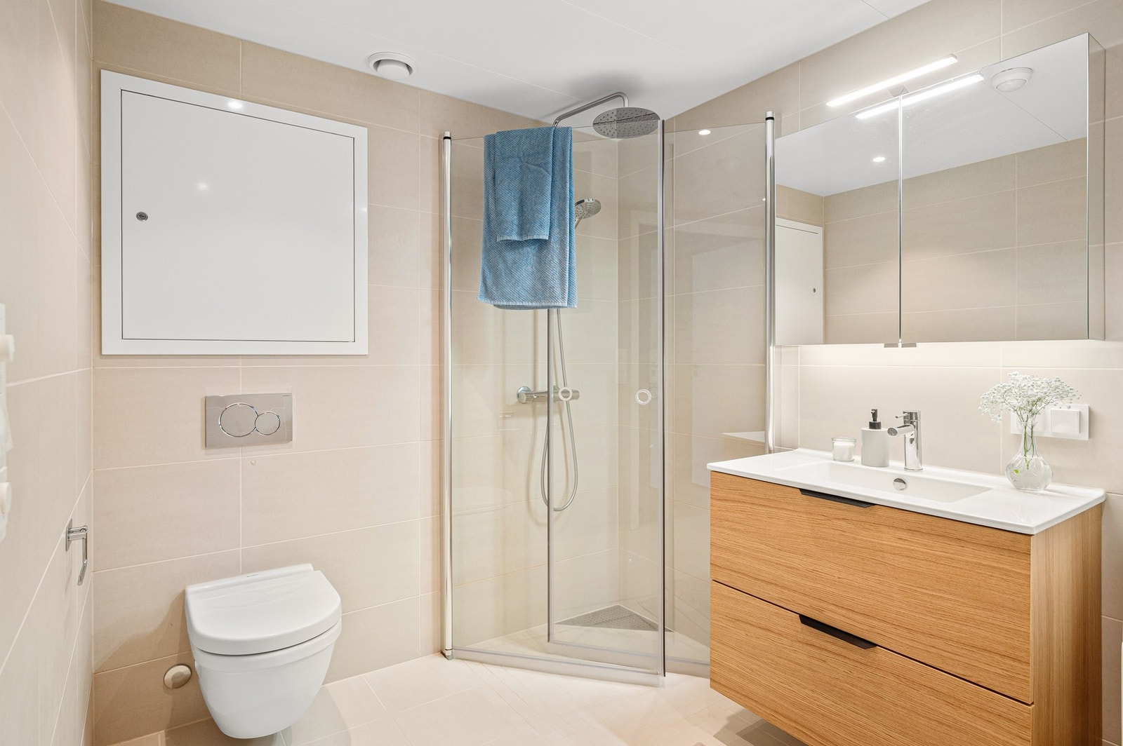 Moderne, flislagt bad. Behagelig gulvvarme og downlights i himling. Galleribilde