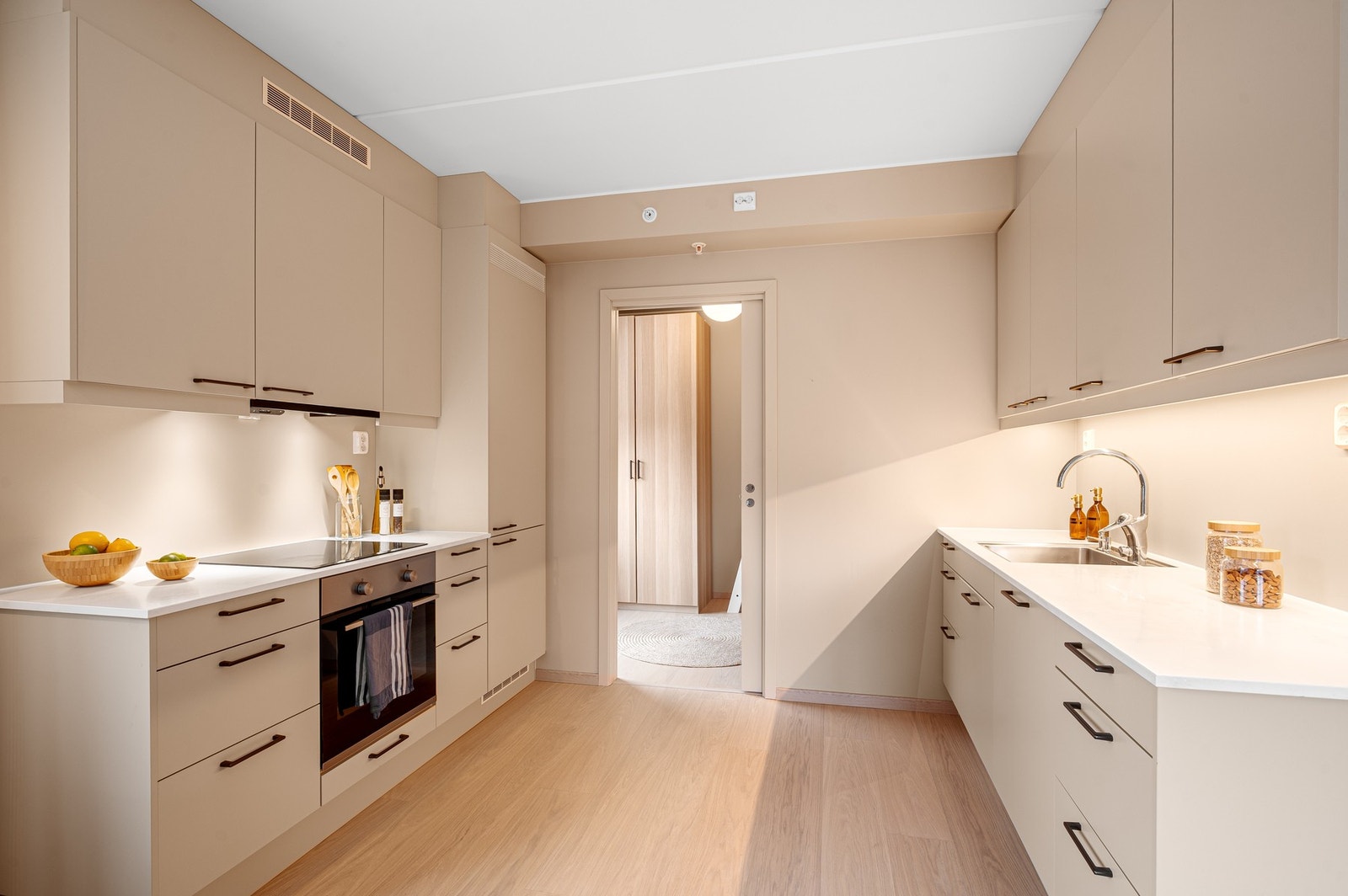 Et moderne og stilrent kjøkken, med integrerte hvitevarer. Galleribilde