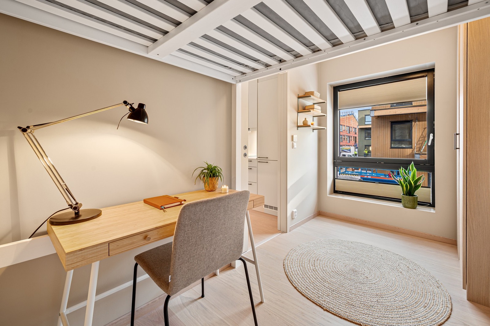 Smart innredet, for en effektiv utnyttelse av rommet. Løsning kan medfølge i handelen. Galleribilde