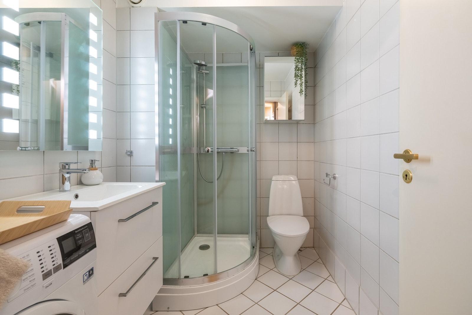 Badet er utstyrt med innredning med to skuffer og ovenpåliggende servant, samt speil med belysning. Galleribilde