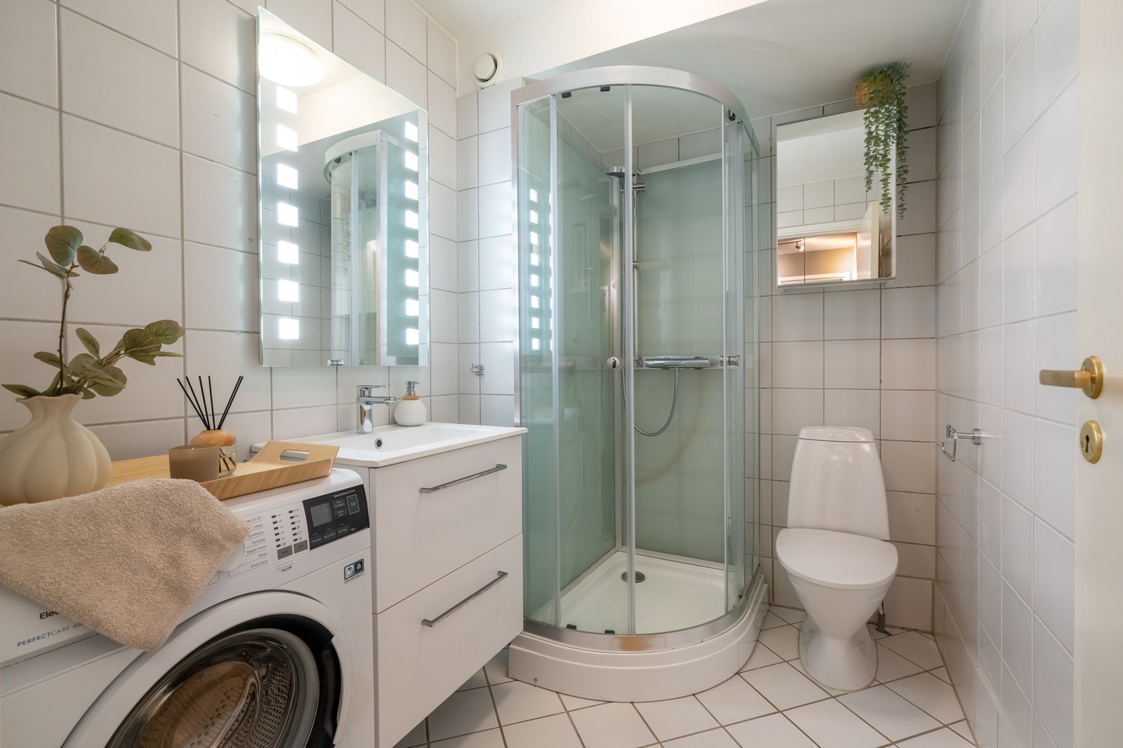 Flislagt bad med varmekabler i gulv. Badet er fra byggeår, men har nyere innredning. Galleribilde