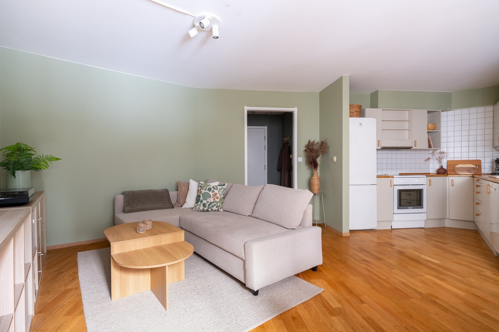 Leiligheten har en godt utnyttet planløsning. Stuen og kjøkkenet ligger i åpen løsning og gir et sosialt allrom. Galleribilde