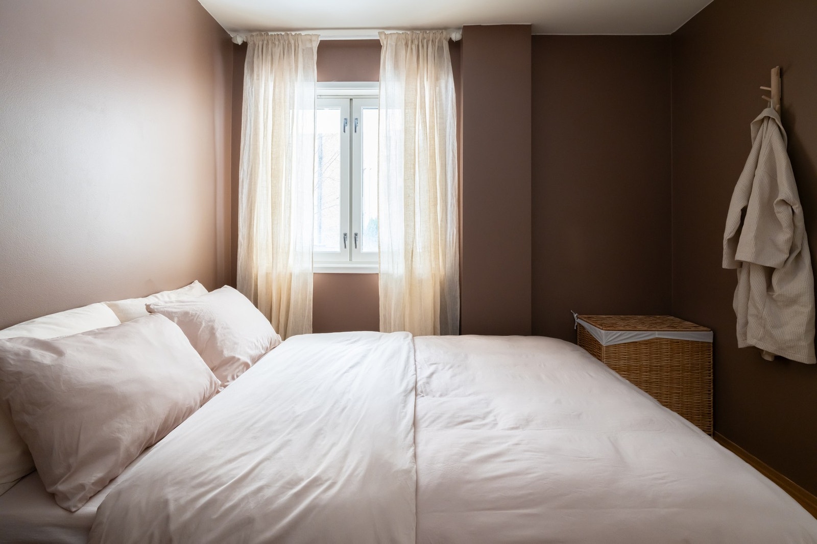 Romslig og innbydende soverom med god plass til dobbeltseng, nattbord og et stort garderobeskap. Galleribilde