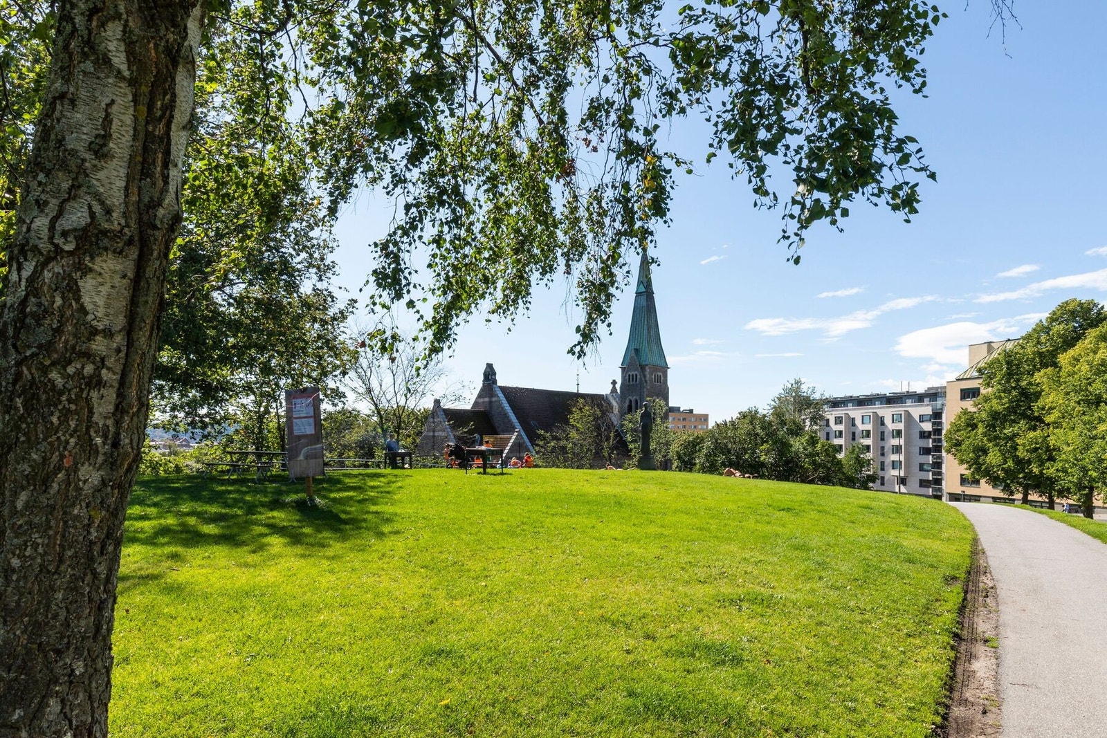 I kort avstand til boligen finner du Stensparken. Her kan du nyte varme sommerdager! Galleribilde