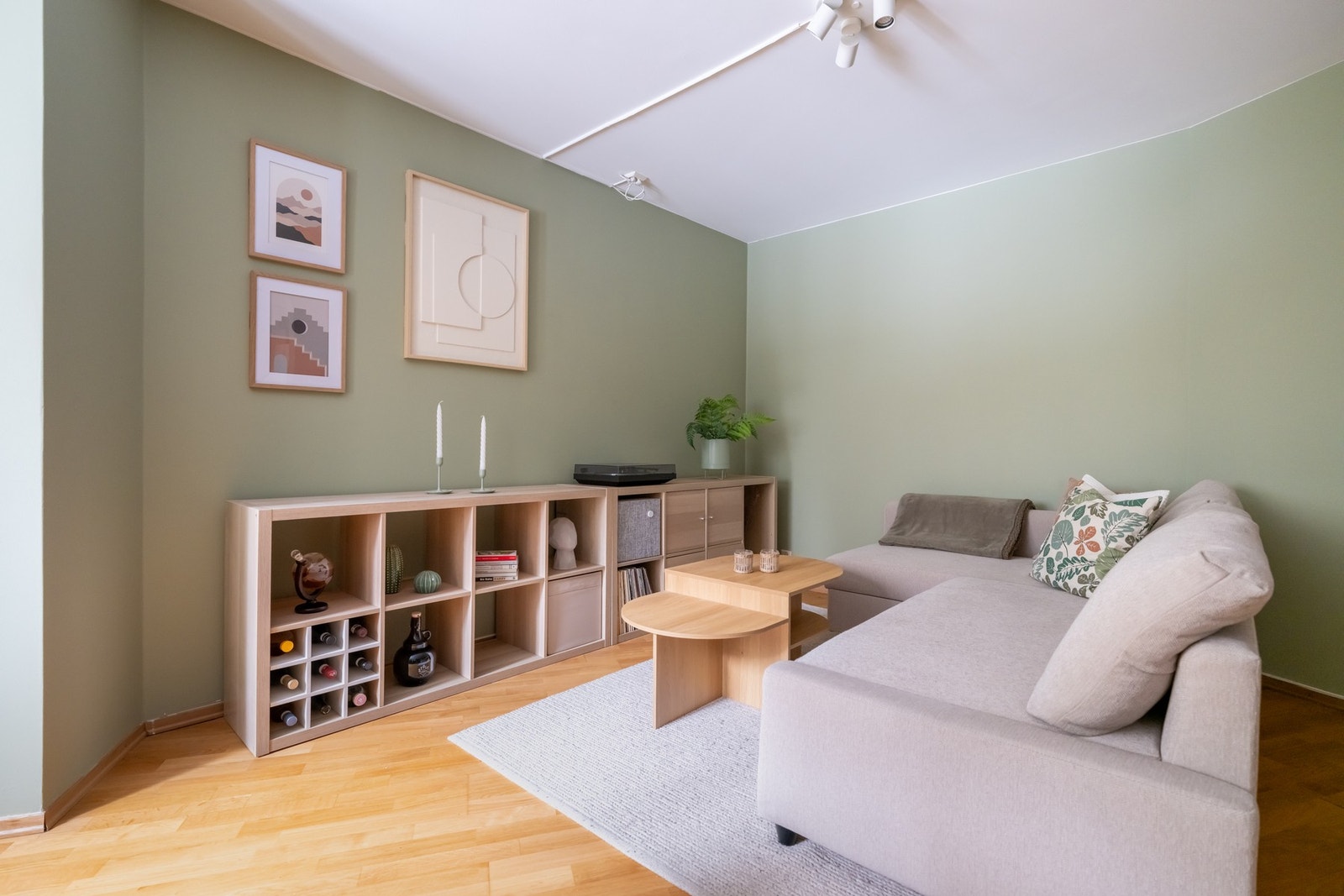 Dette er en lys og fin 2-roms leilighet hvor rommene vender inn mot en rolig og frodig bakgård. Galleribilde