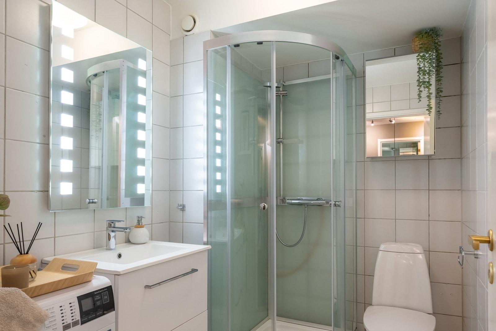 Videre er det duskabinett, veggskap med speilfront og toalett. Galleribilde