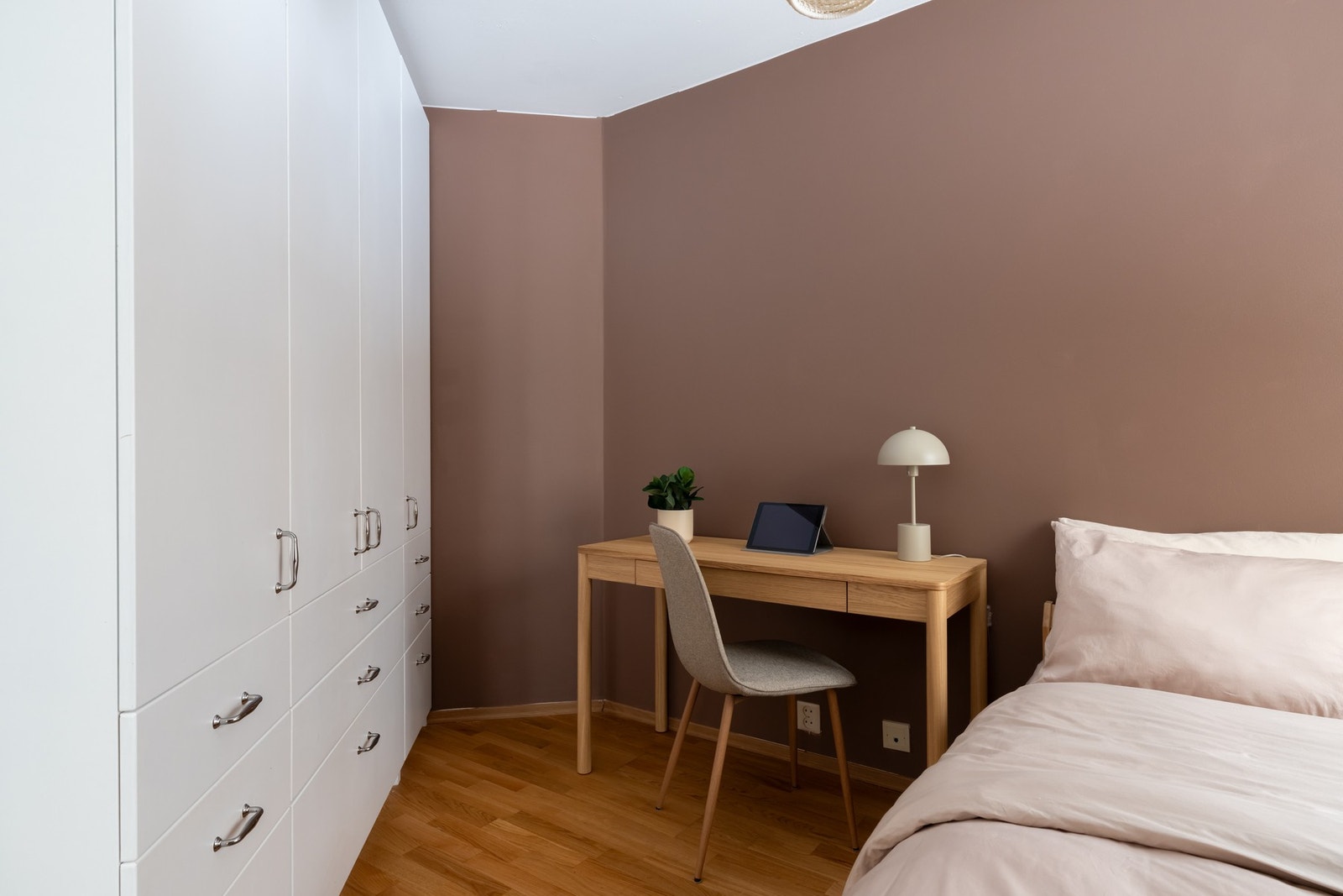 Soverommet vender ut mot avskjermet og pent opparbeidet bakgård så her ligger alt tilrette for en god natts søvn. Galleribilde