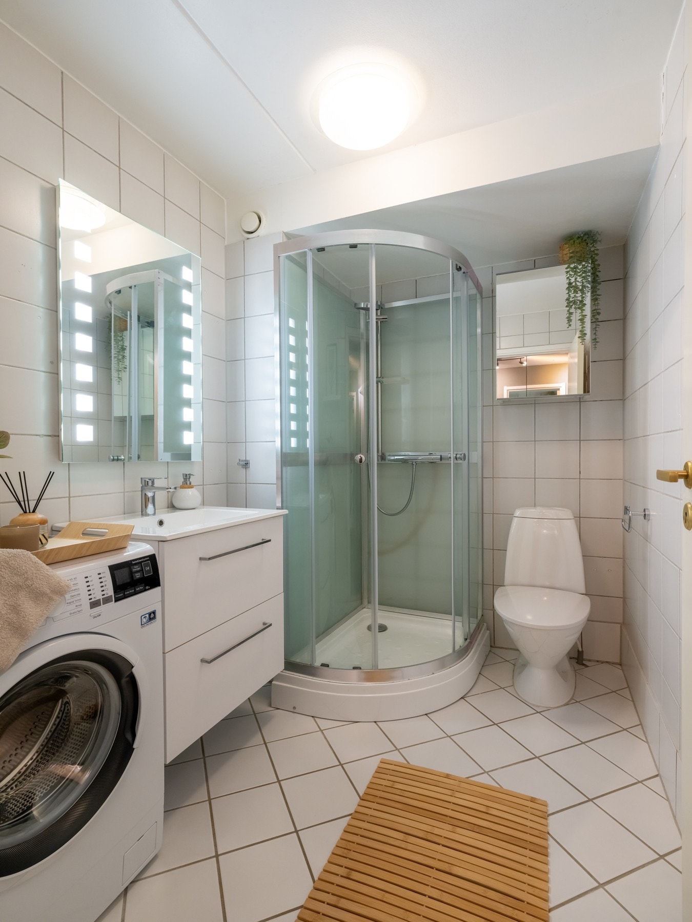 På badet er det naturligvis også opplegg for vaskemaskin. Galleribilde