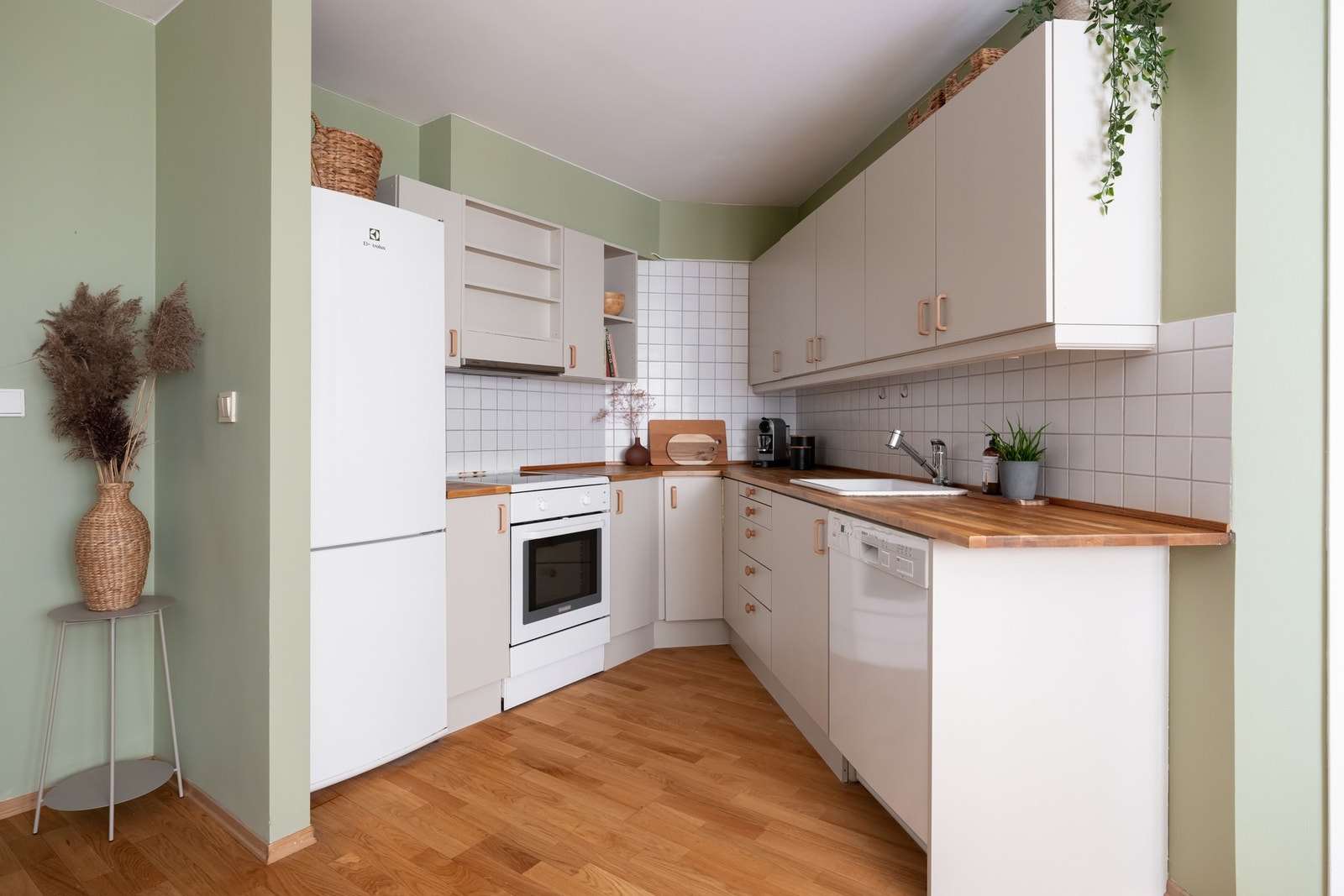 Kjøkkenet er godt utnyttet der innredningen har glatte fronter og benkeplate av heltre. Det er oppvaskkum av keramikk. Galleribilde