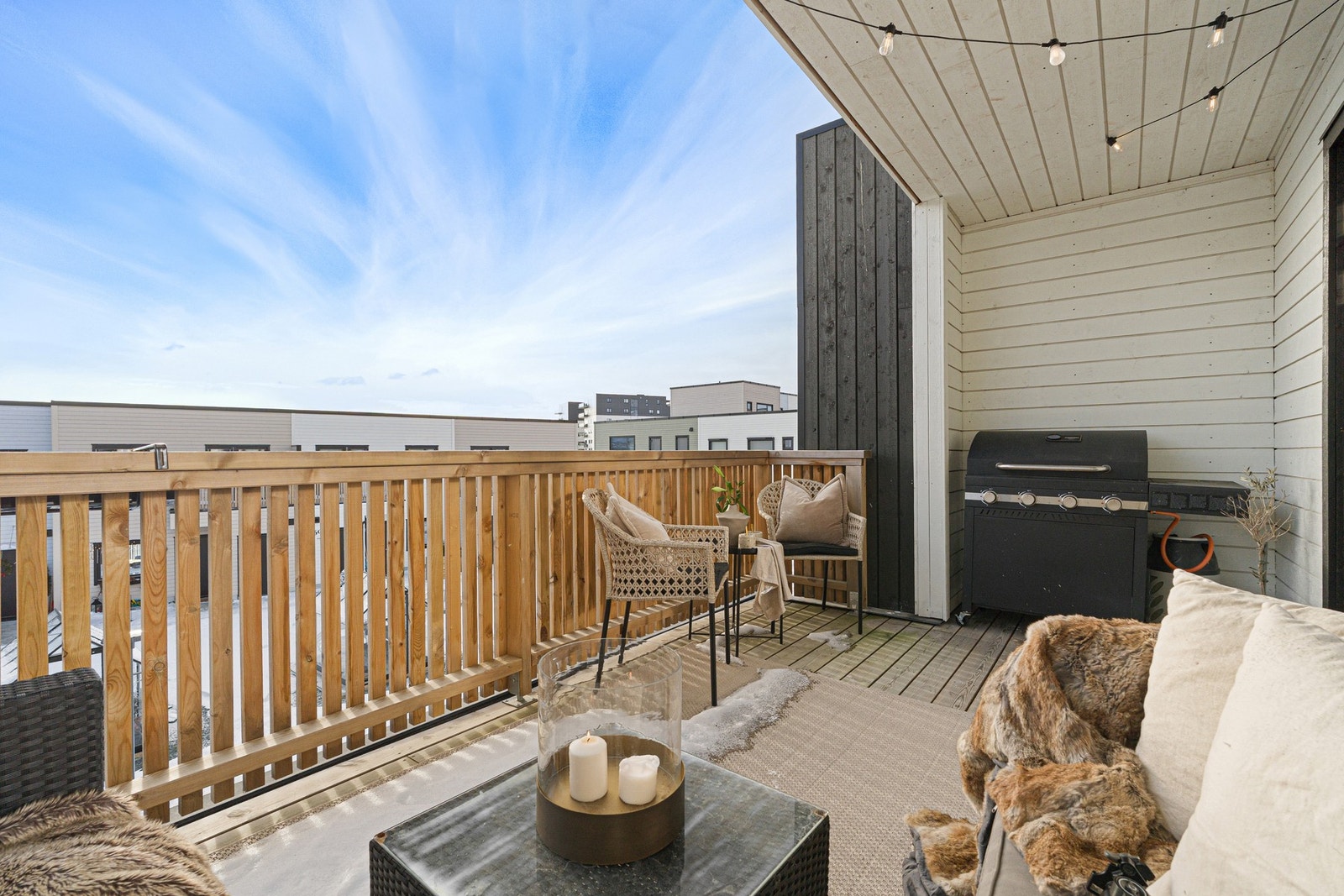 Som gir rikelig med plass til ønsket utemøblement, samt grill til sommerhalvåret. Galleribilde