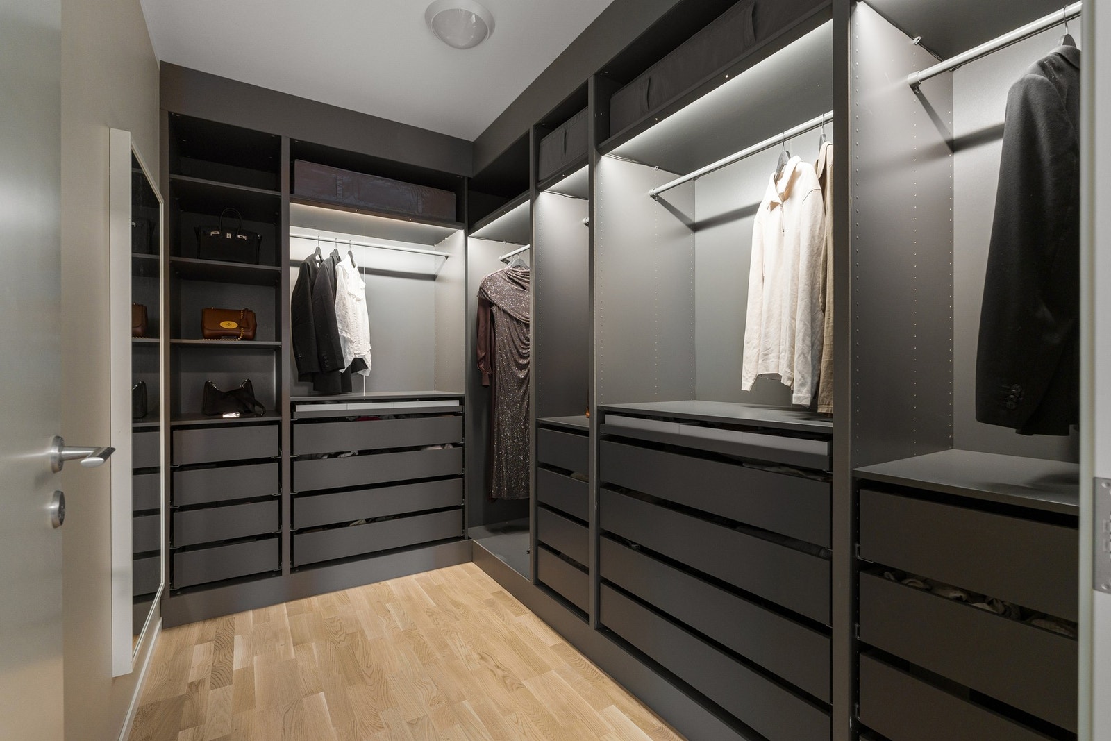 I 1. etasje finner du boligens andre soverom på 7 m², utstyrt med en romslig og elegant garderobeløsning. Galleribilde