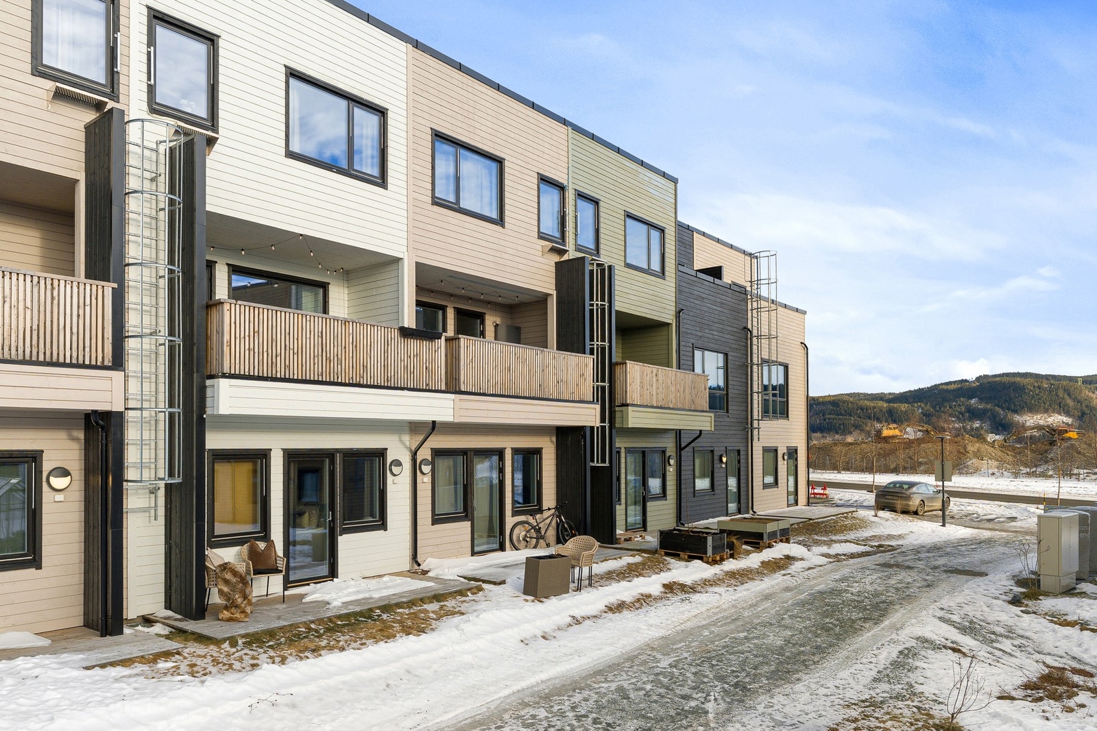 Særdeles lekkert og strøkent rekkehus over tre plan fra 2023. Galleribilde