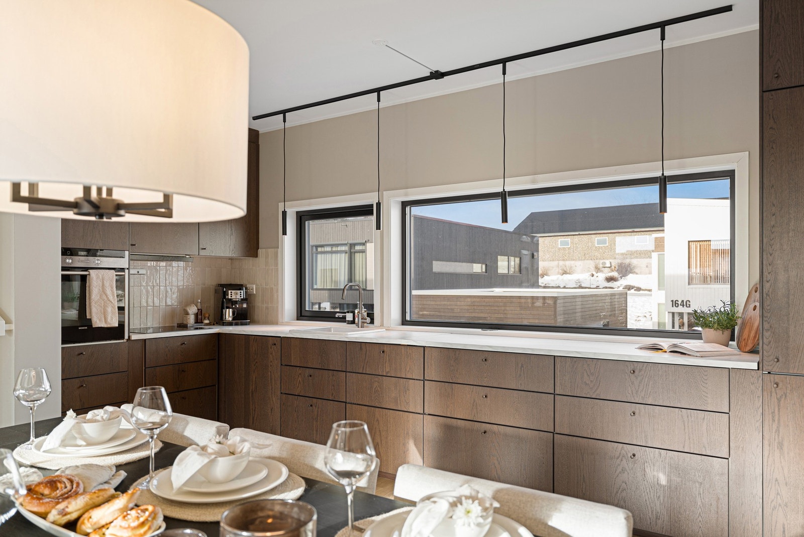 Kjøkkenet fra 2025 fremstår med delikate fargevalg og moderne, sorte detaljer. Galleribilde