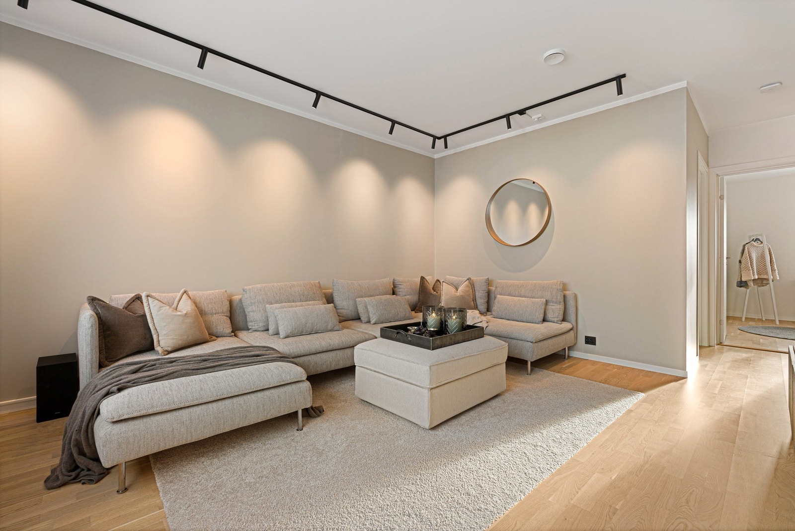 Lys og trivelig loftstue med stilfull lysskinne som fremhever den gode romfølelsen Galleribilde