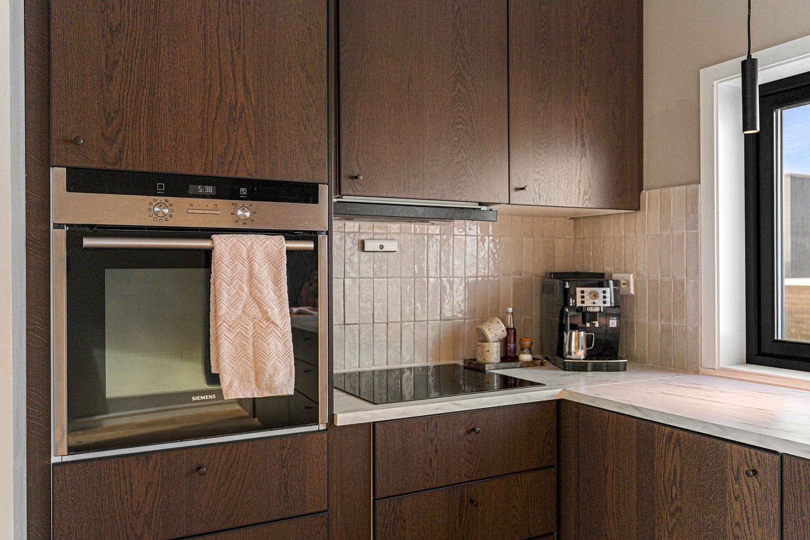 Kjøkkenet har integrerte hvitevarer som platetopp, stekeovn, kjøleskap/fryseskap og oppvaskmaskin. Galleribilde