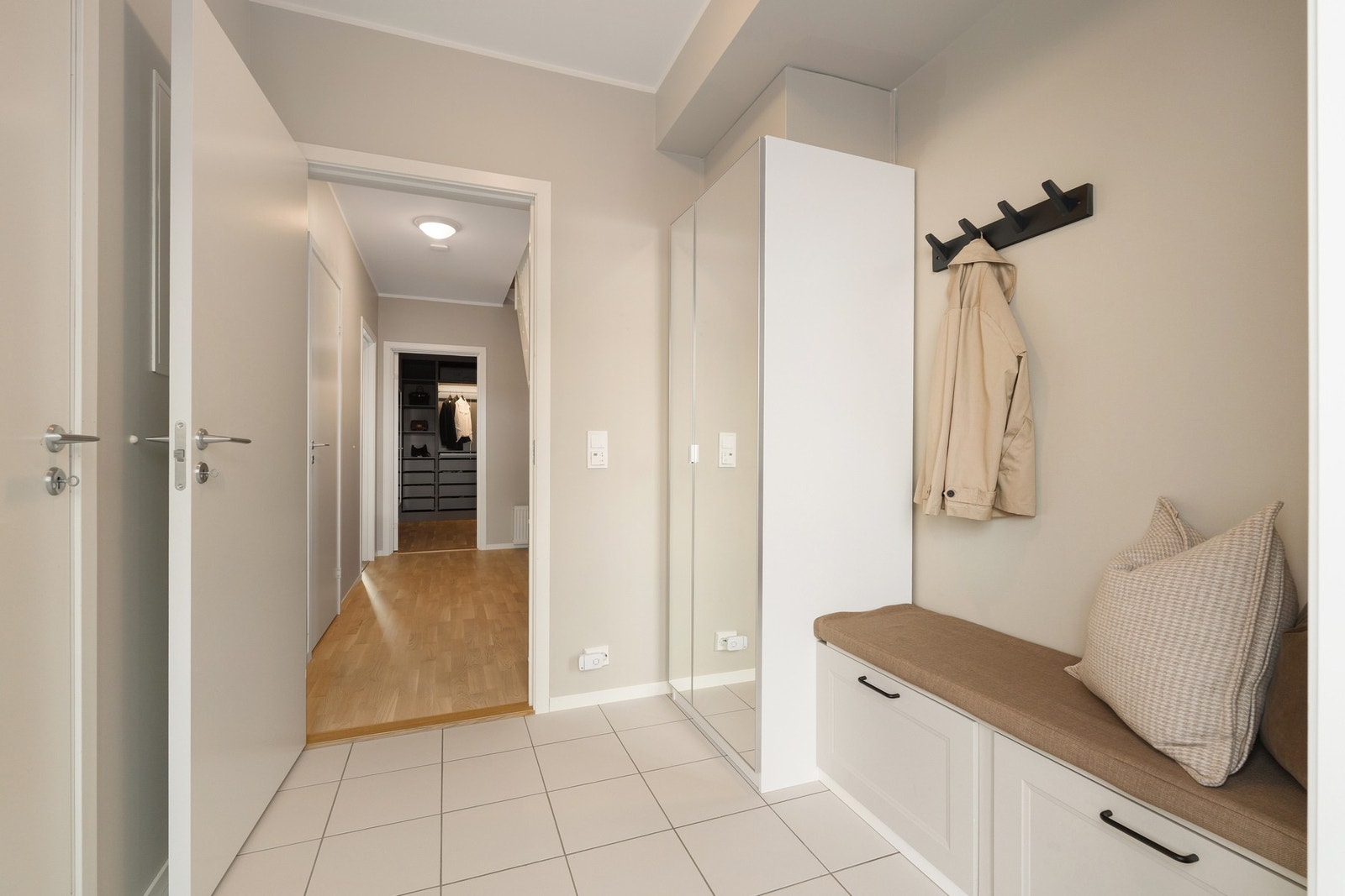 Innbydende entrè på 4,5 kvm. Plass til ønsket garderobeløsninger, samt oppheng til yttertøy. Galleribilde