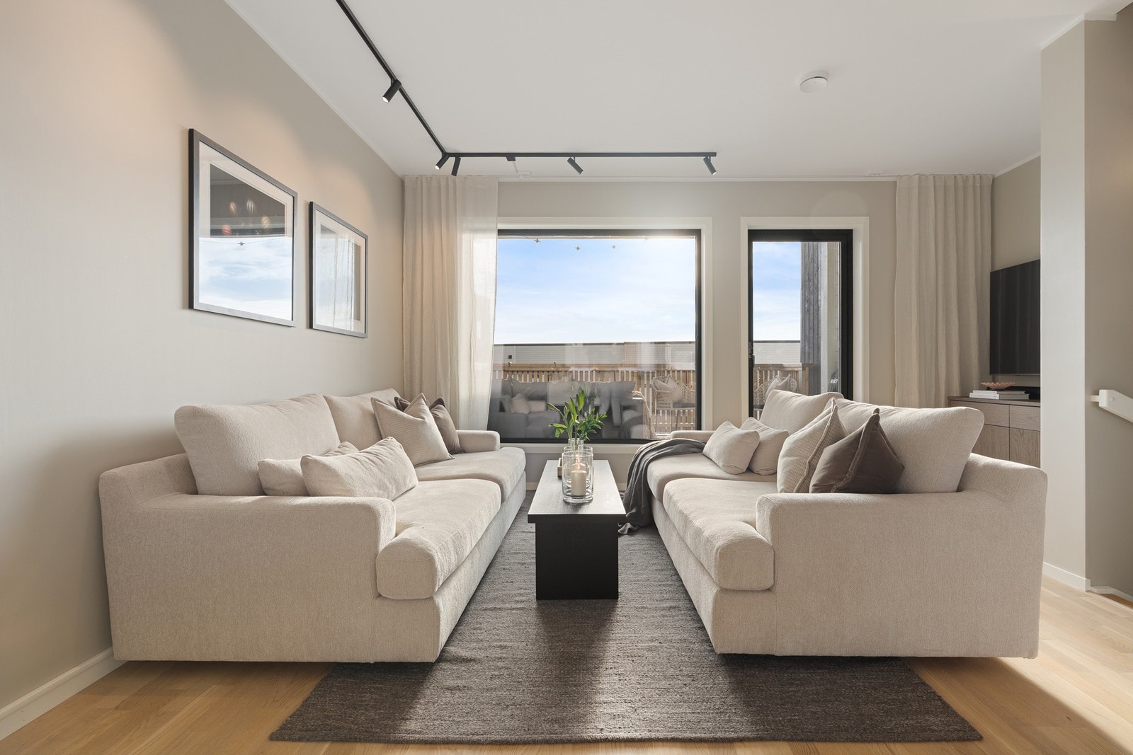 De store vindusflatene slipper inn rikelig med naturlig belysning. Boligen har en god planløsning som gjør det enkelt å møblere. Galleribilde