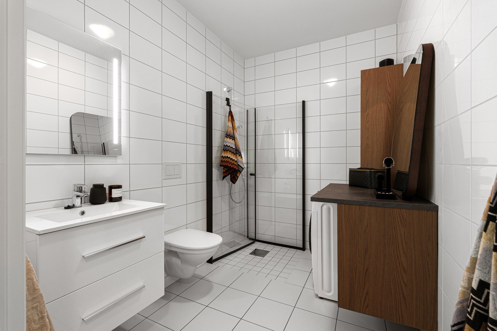 Delikat flislagt baderom med behagelig vannbåren gulvvarme. Galleribilde