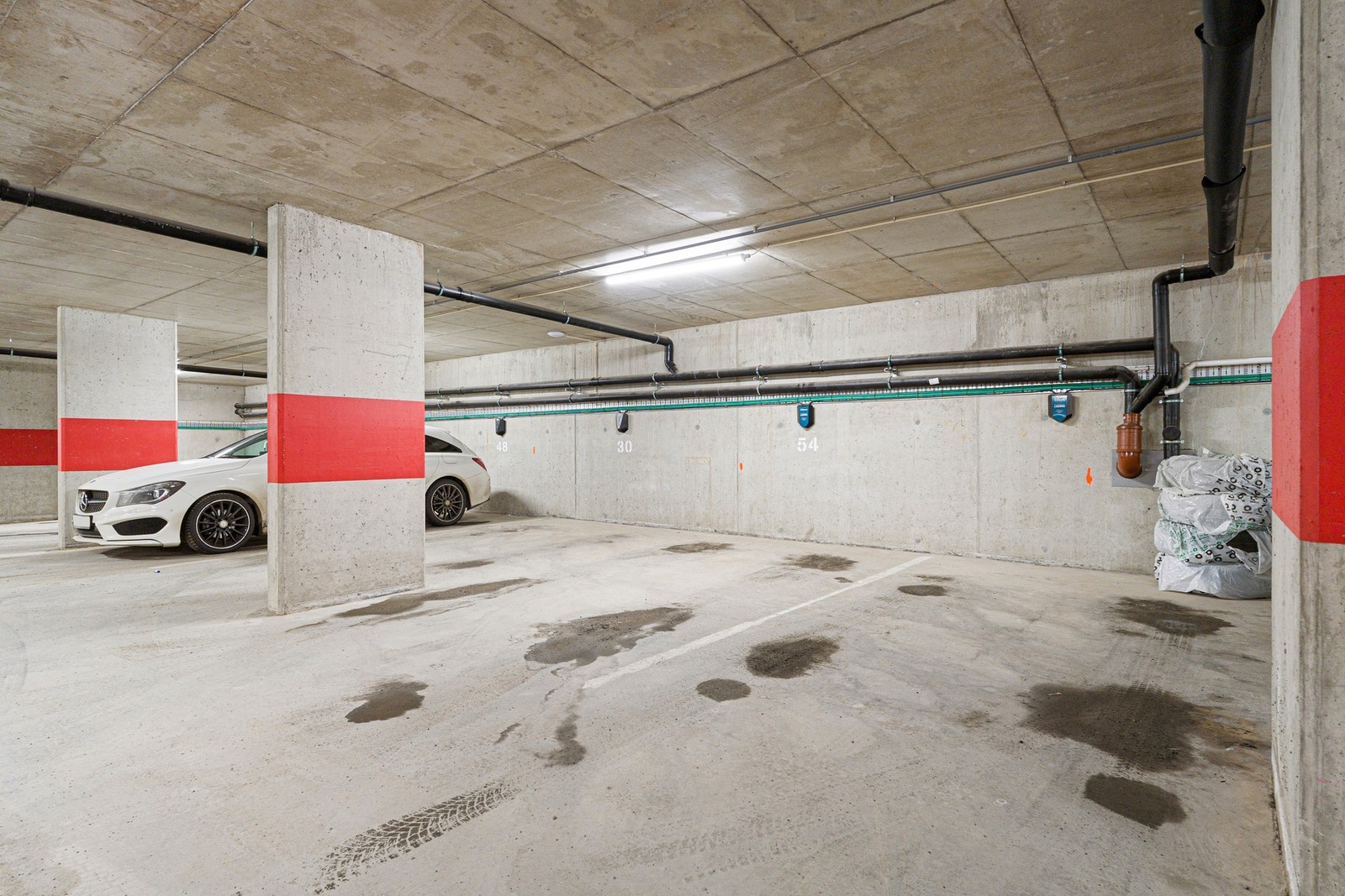 Boligen har en parkeringsplass i felles p-kjeller. Galleribilde